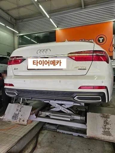 아우디 A6 245/45R19 리프트에 올린 A6 뒷모습