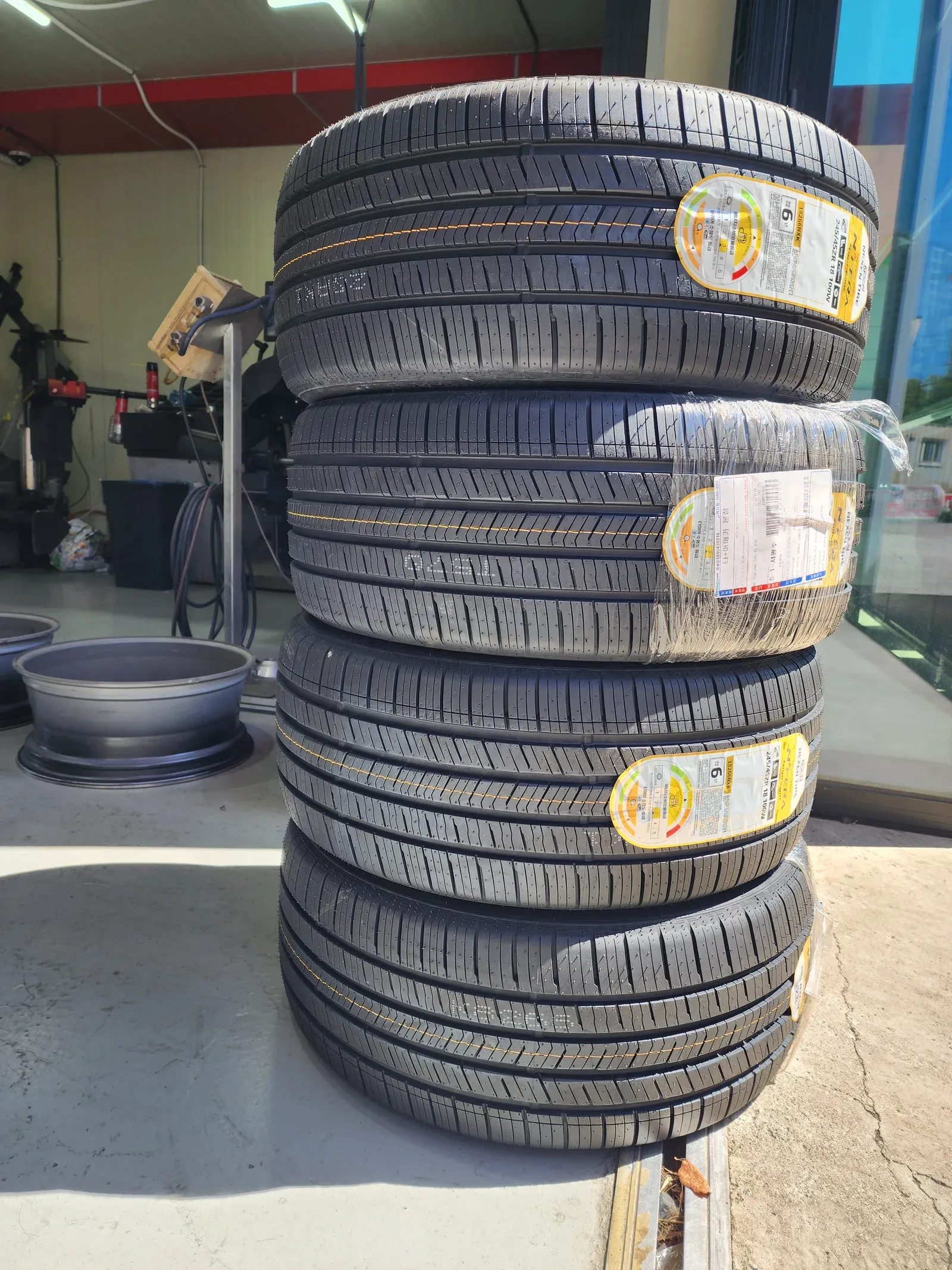 현대 그랜저 HG 245/45R18 장착 대기 중인 넥센 엔페라 슈프림 245/45R18 4본