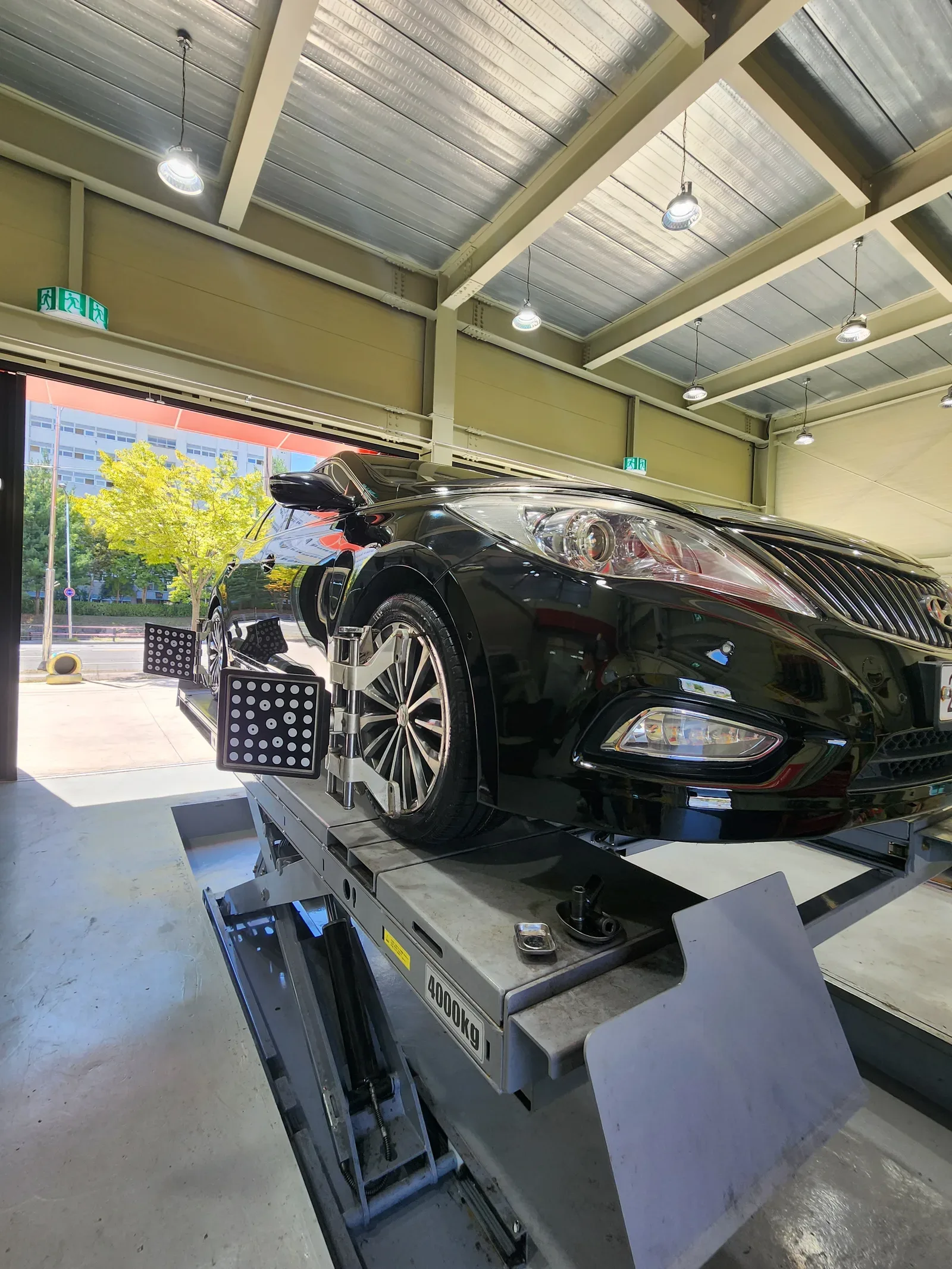 현대 그랜저 HG 245/45R18 얼라인먼트 리프트에 올려 타깃판을 건 현대 그랜저 HG