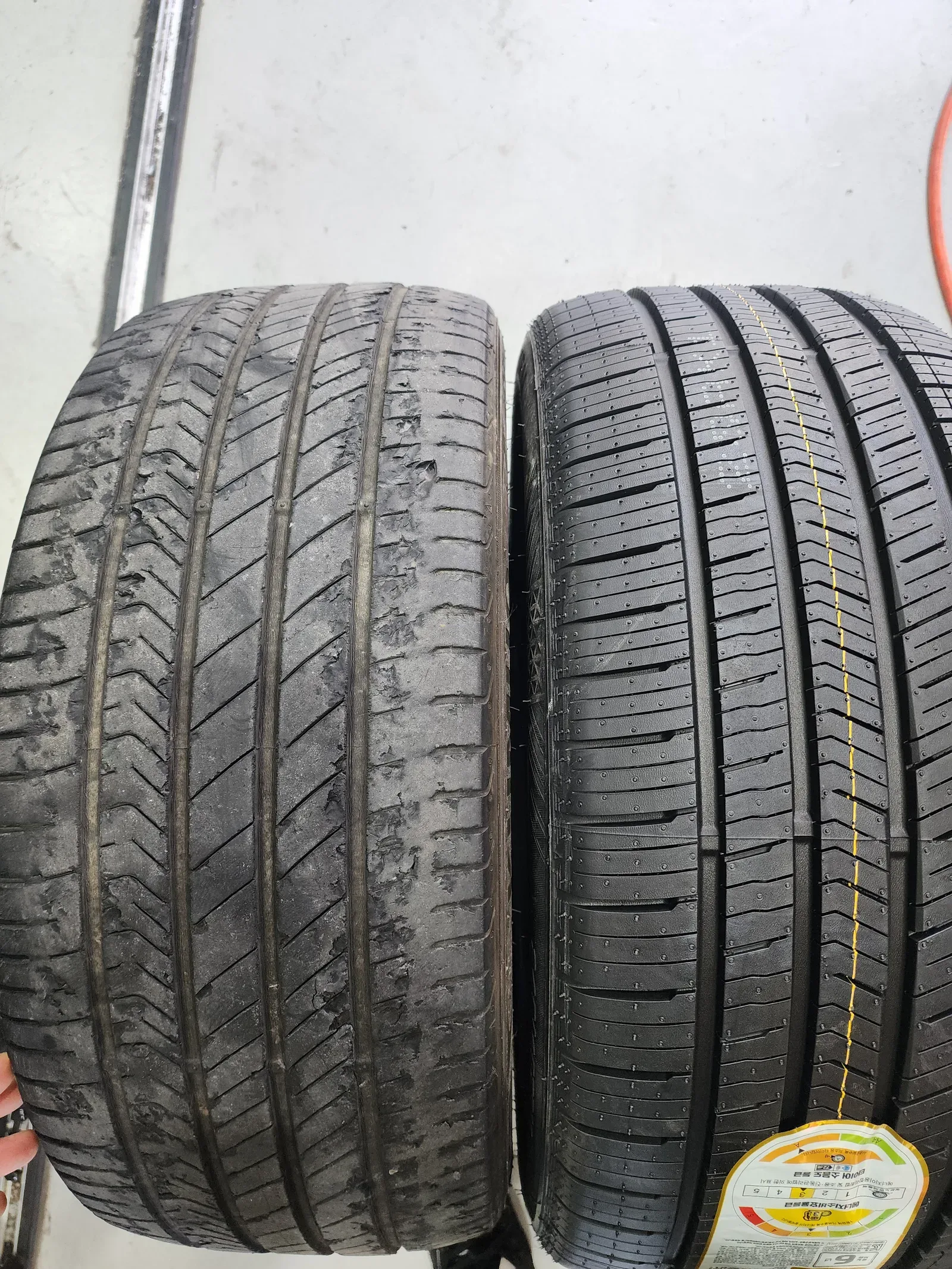 현대 그랜저 HG 245/45R18 표면이 뜯겨 나간 헌 타이어와 새 타이어 비교