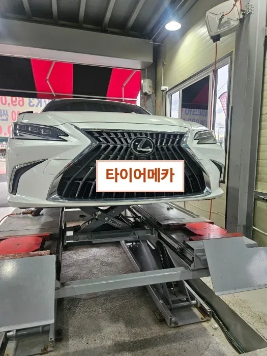 렉서스 ES 350h 235/45R18 리프트에 올린 ES 앞모습