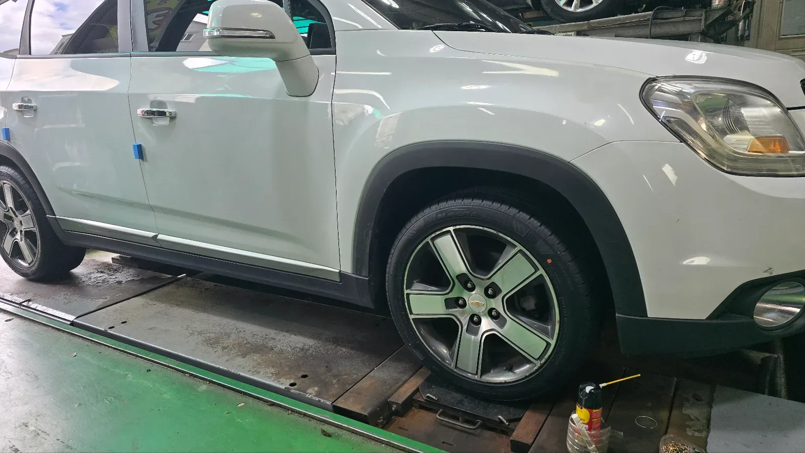 쉐보레 올란도 235/45R18 리프트에 올린 올란도 옆모습