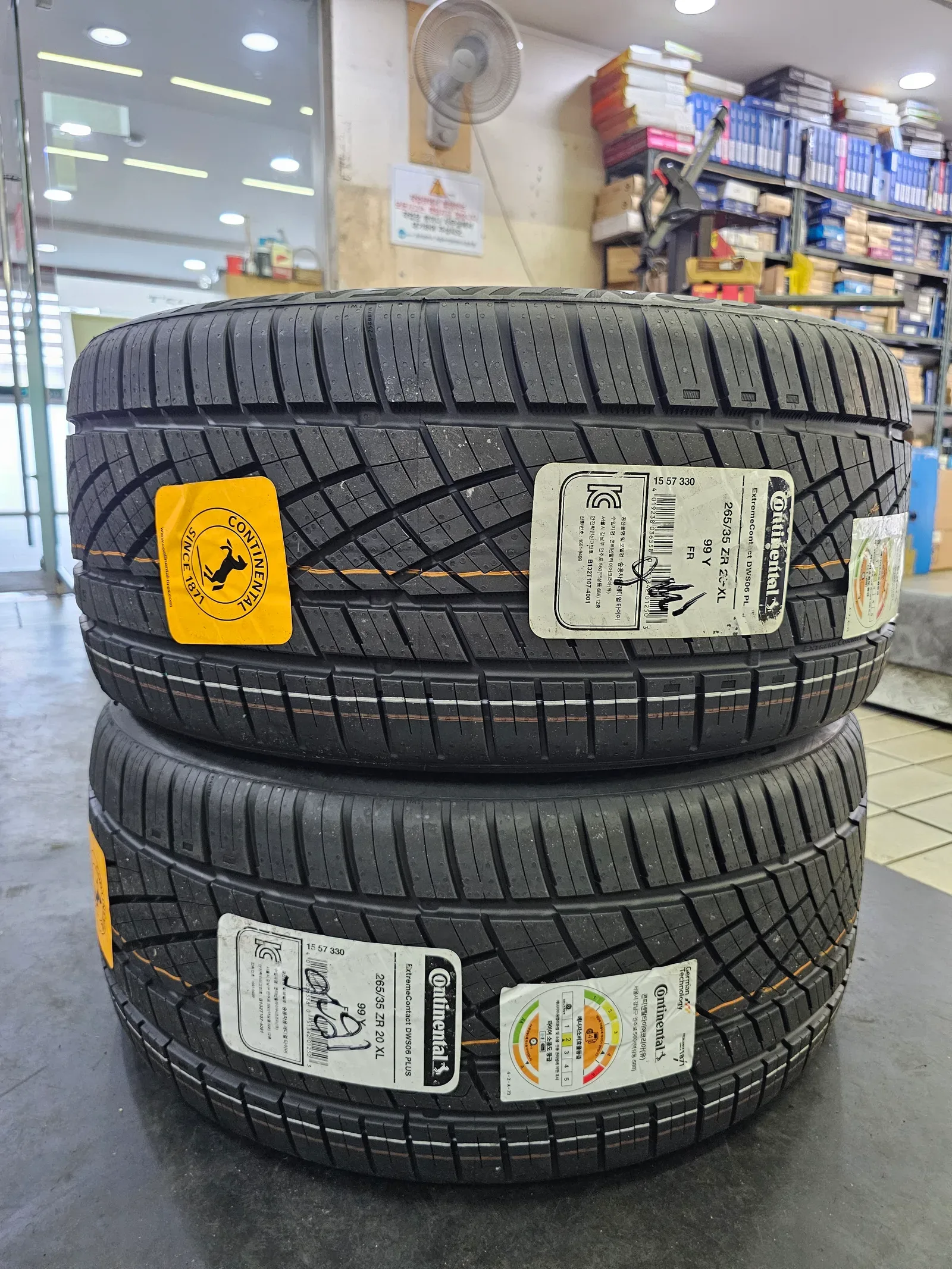 아우디 A7 265/35R20 라벨이 붙은 새 타이어 2본