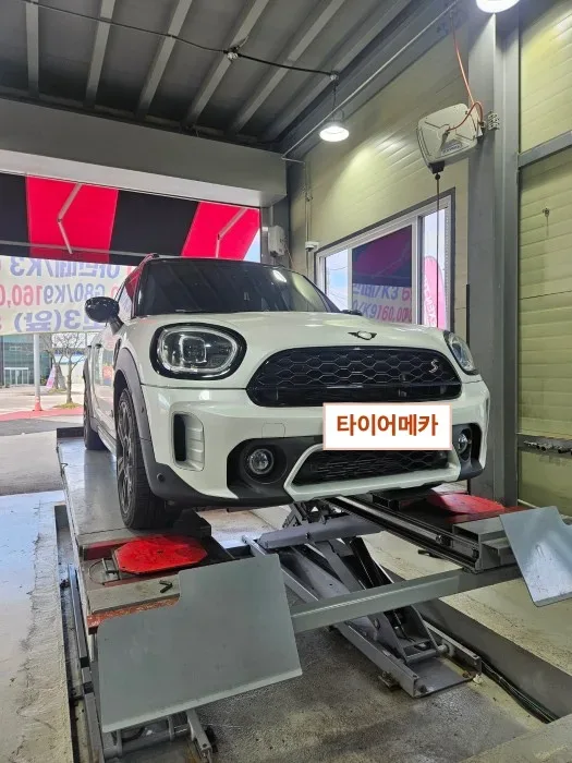 BMW 미니 컨트리맨 225/45R19 리프트에 올라온 미니 컨트리맨 앞모습