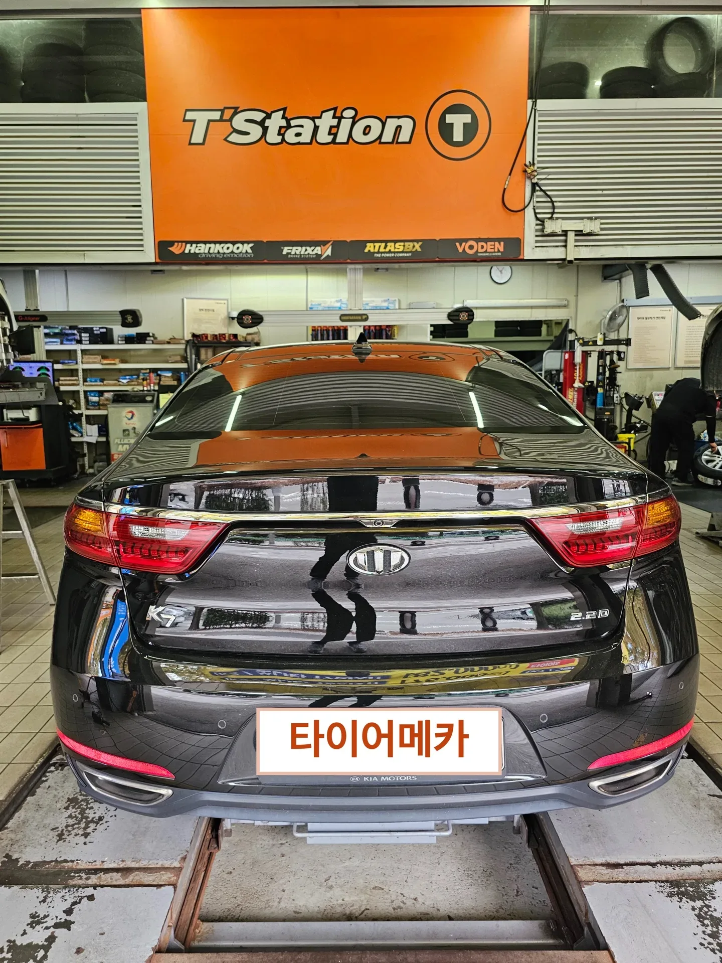 기아 K7 245/45R18 리프트에 올라온 기아 K7 뒷모습
