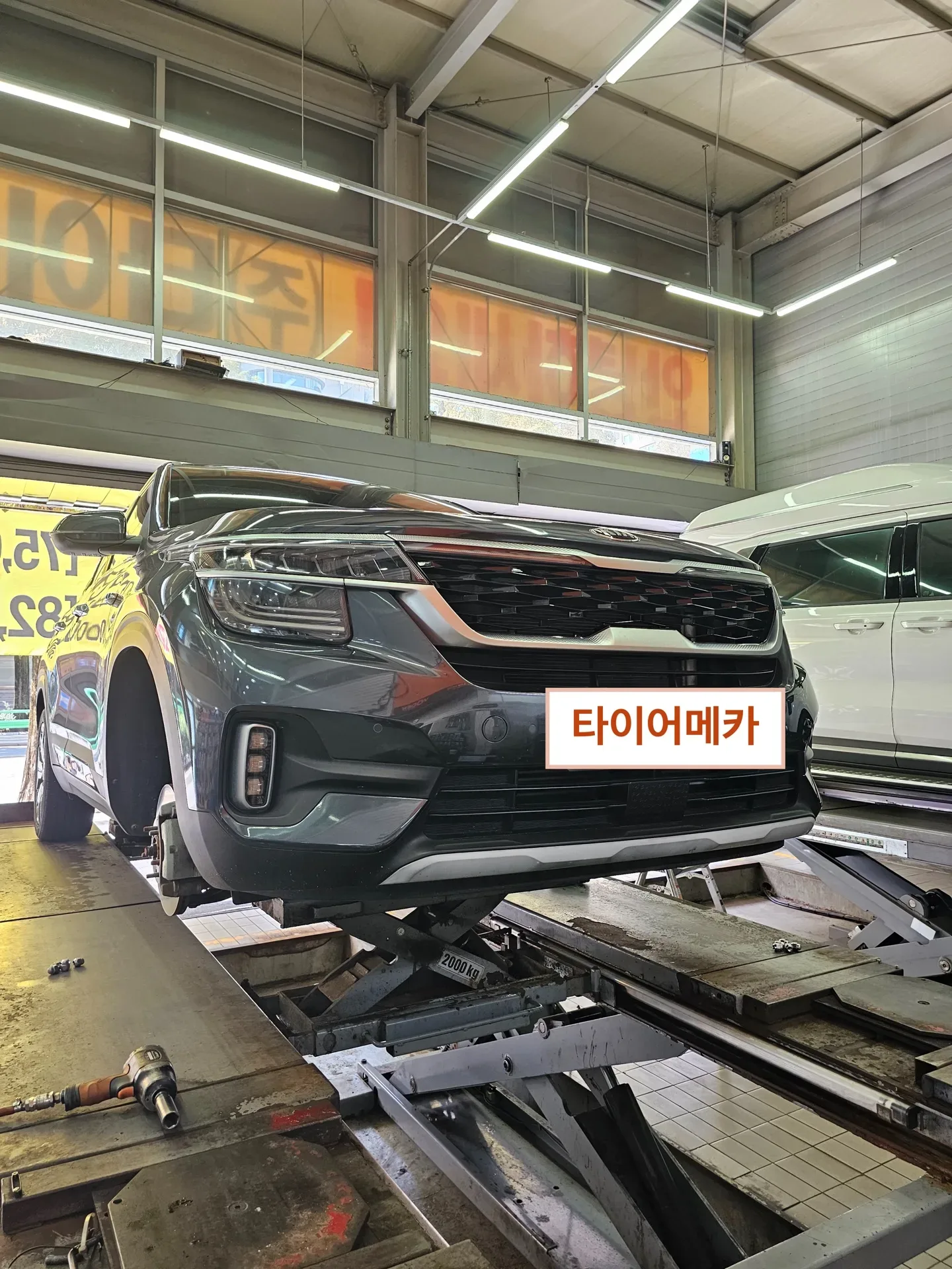 기아 셀토스 235/45R18 리프트에 올라온 기아 셀토스 앞모습