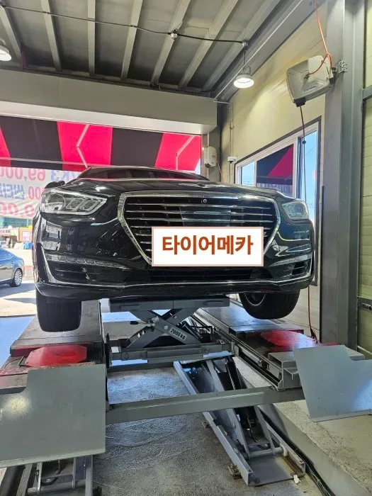 제네시스 EQ900 245/50R18 리프트에 올라온 제네시스 EQ900 앞모습