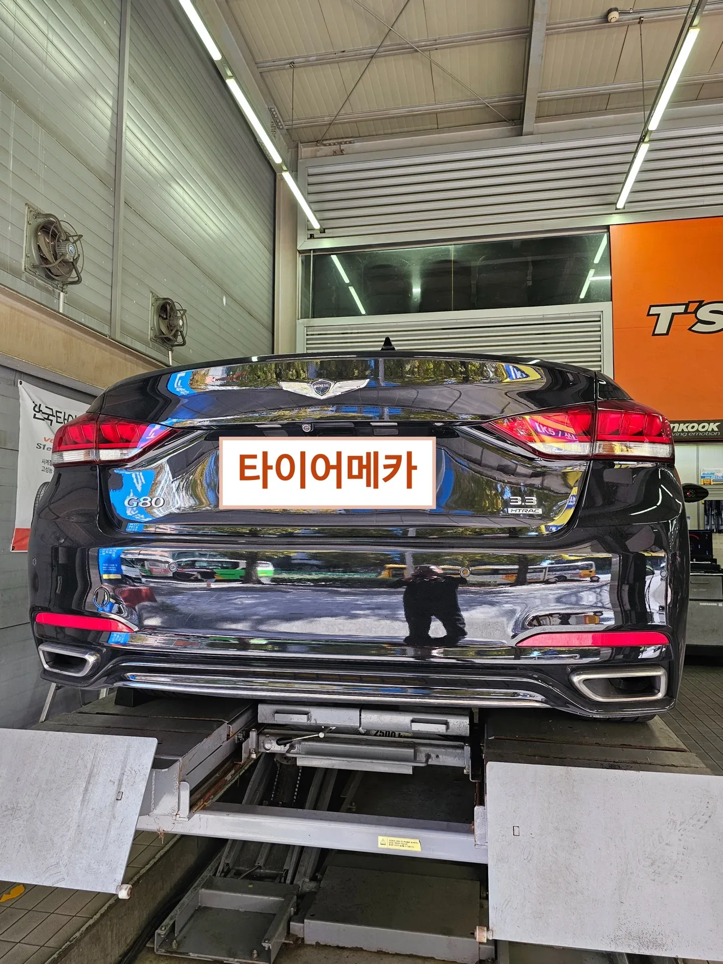 제네시스 G80 245/40R19 · 275/35R19 리프트에 올라온 제네시스 G80 뒷모습