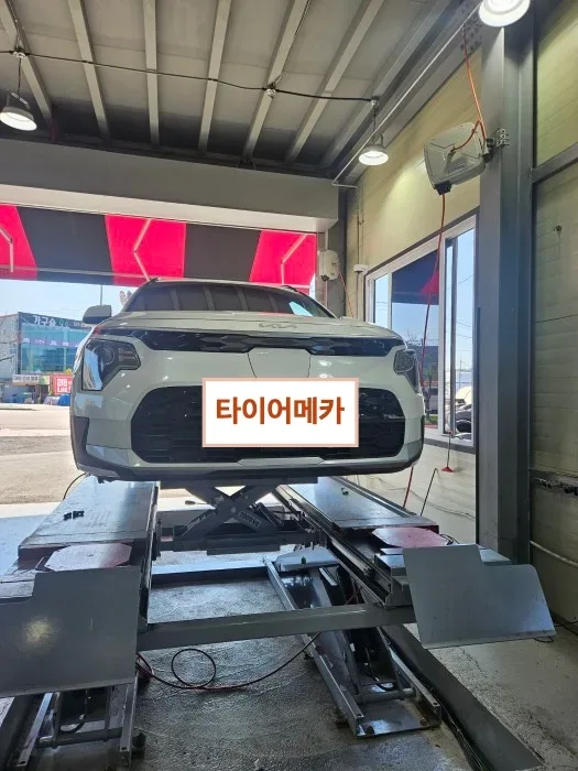 기아 니로 215/55R17 가위식 리프트에 올린 니로