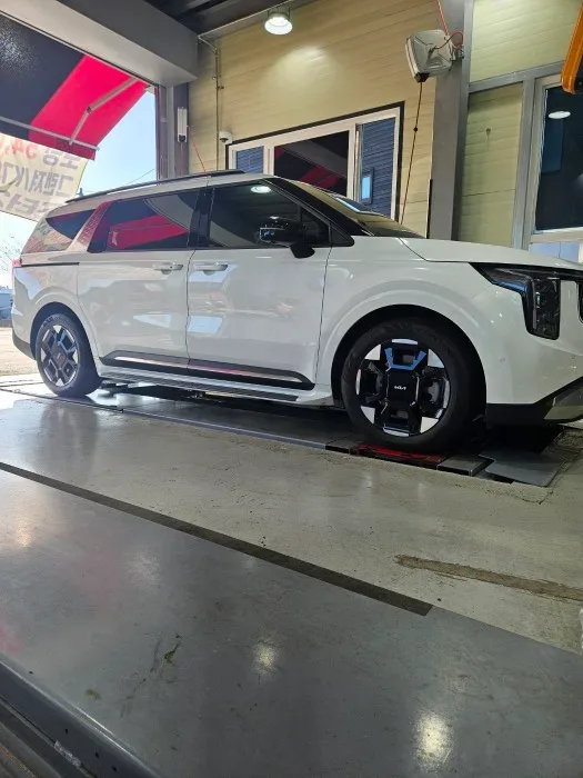 기아 카니발 KA4 235/55R19 매장 안으로 들어온 카니발