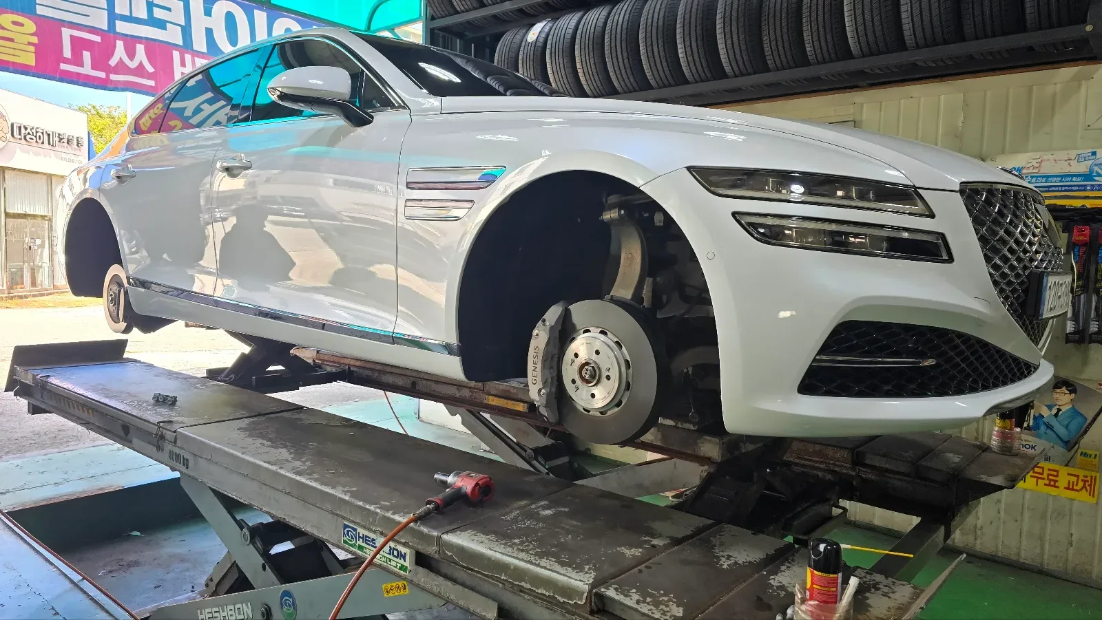 제네시스 G80 245/40R20 · 275/35R20 앞바퀴를 떼어 낸 G80 과 브레이크 디스크