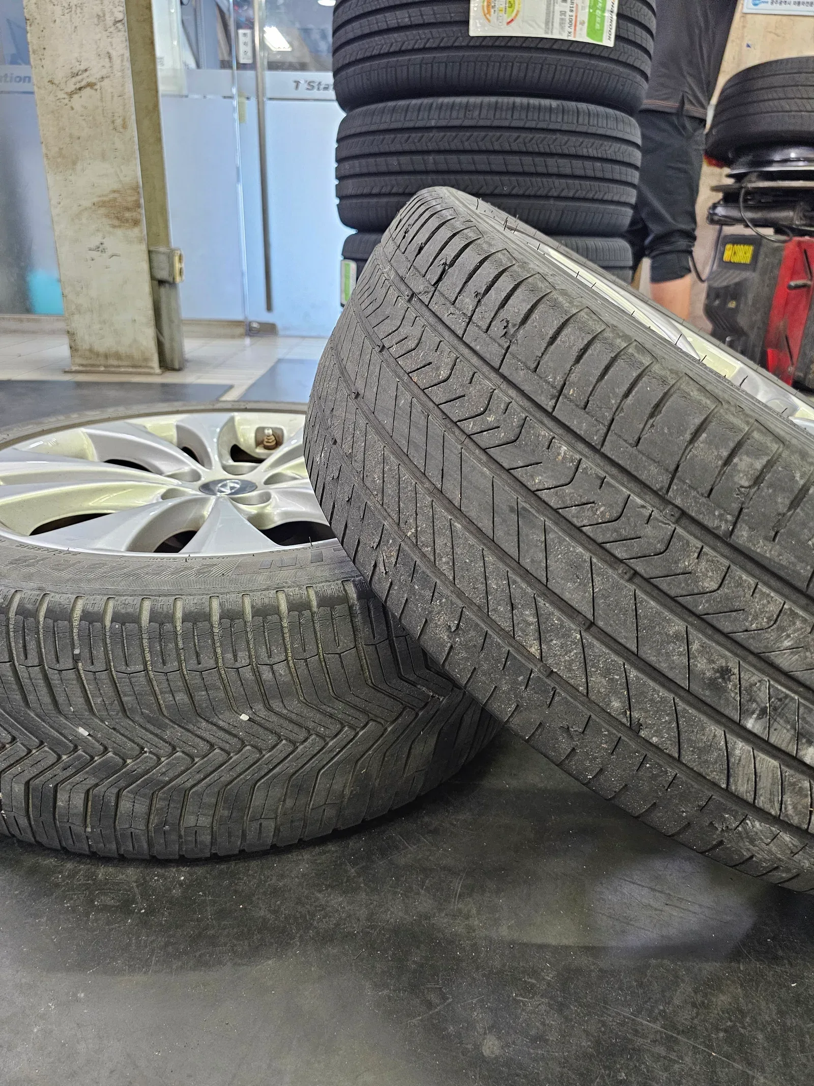 현대 그랜저 HG 245/45R18 빼낸 헌 타이어와 그랜저 HG 18인치 휠