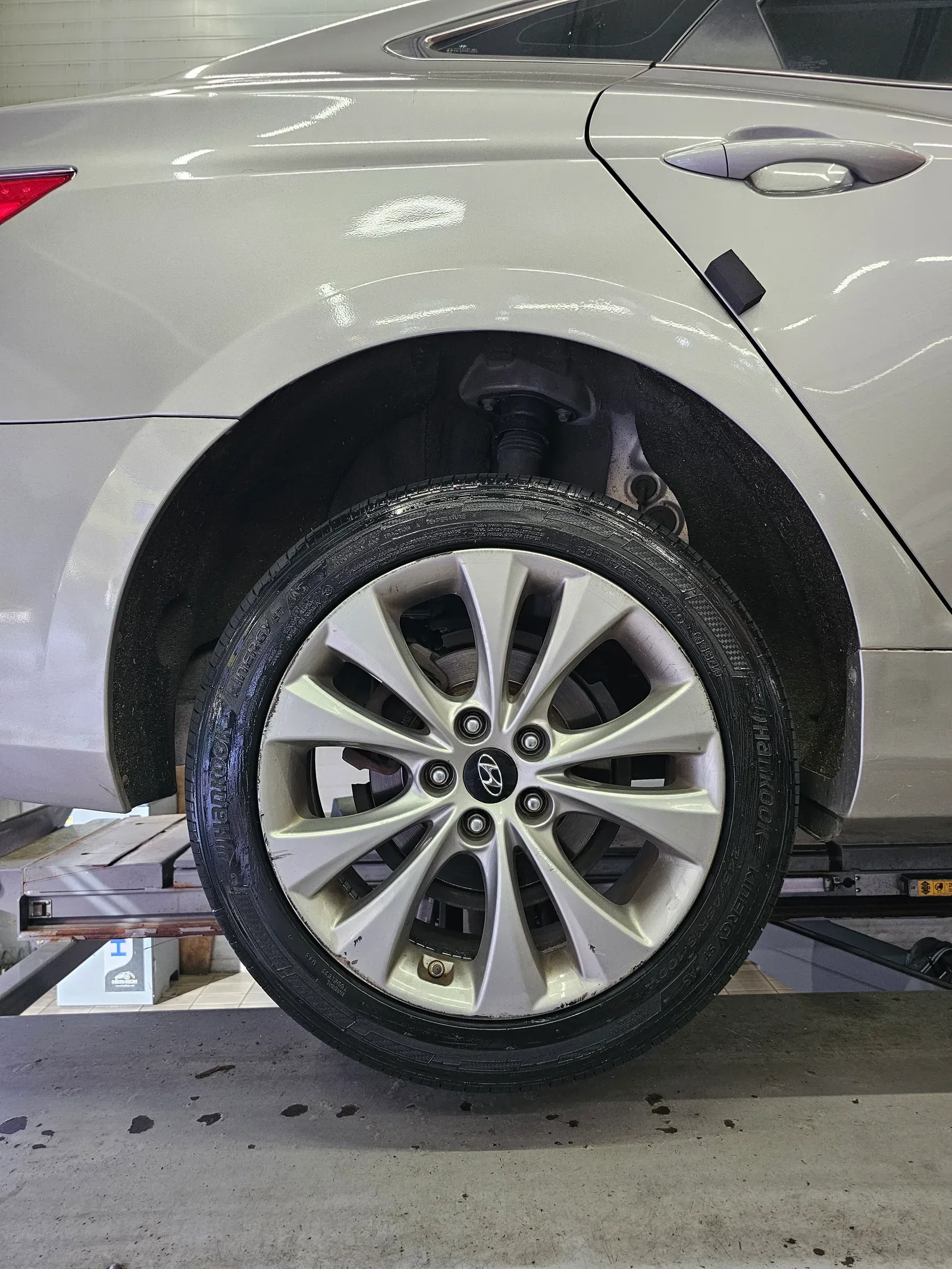 현대 그랜저 HG 245/45R18 새 타이어를 장착한 그랜저 HG 앞바퀴