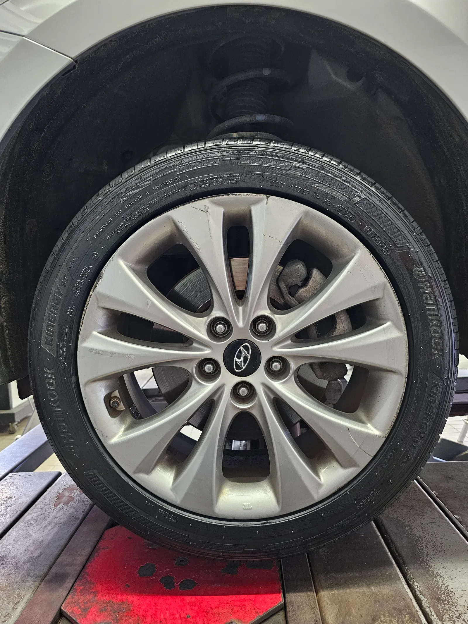현대 그랜저 HG 245/45R18 장착을 마친 245/45R18 18인치 바퀴
