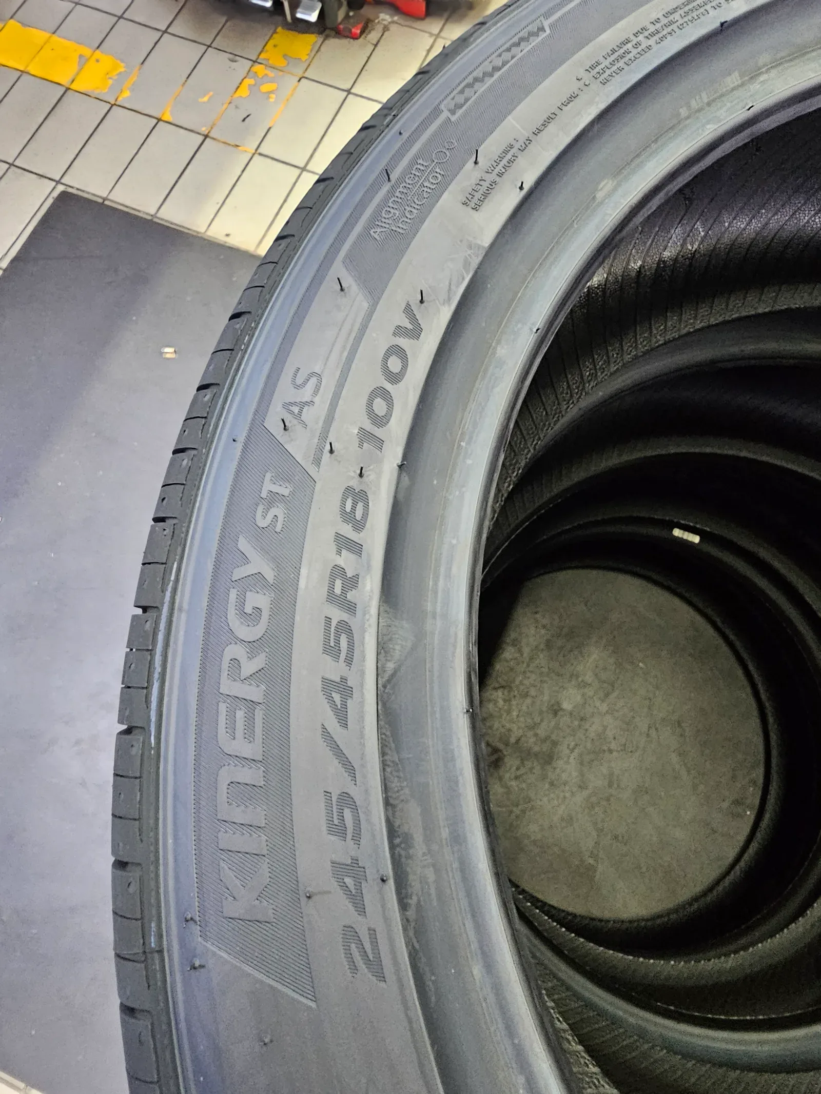 현대 그랜저 HG 245/45R18 새 타이어 옆면의 KINERGY ST AS 245/45R18 100V 표기