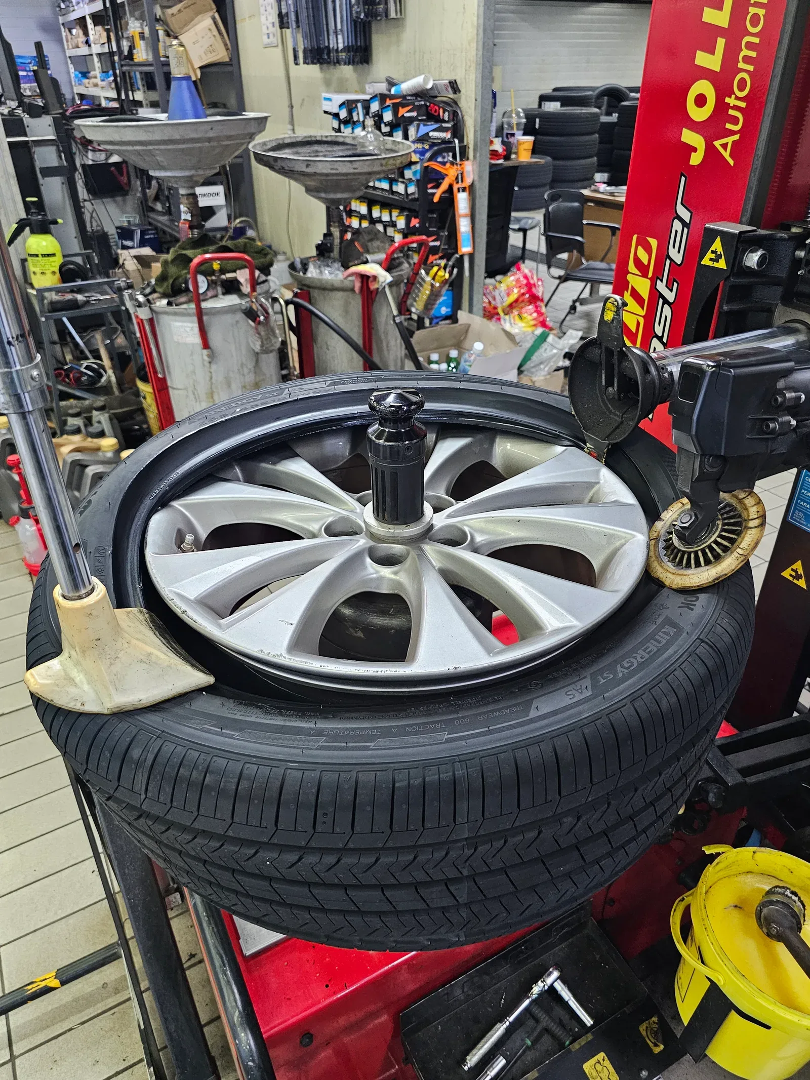 현대 그랜저 HG 245/45R18 탈착기에서 새 타이어를 씌우는 중
