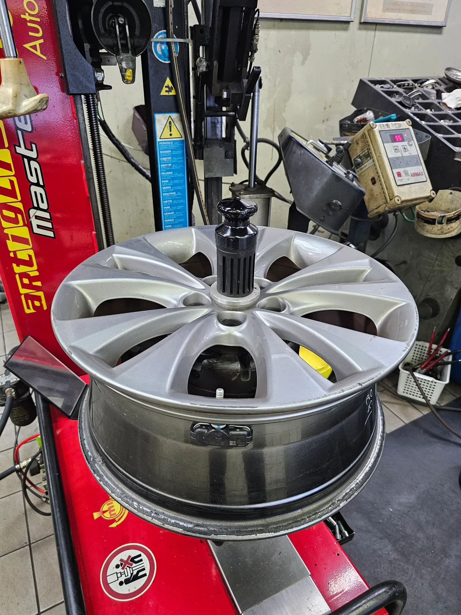 현대 그랜저 HG 245/45R18 타이어를 벗겨 낸 그랜저 HG 18인치 휠