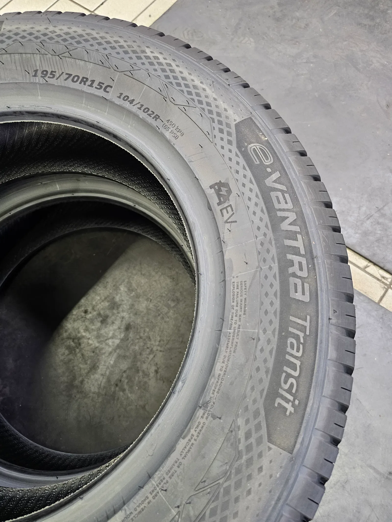 현대 포터2 EV 195/70R15C 8PR 새 타이어 옆면의 e·VANTRA Transit 과 EV 표기