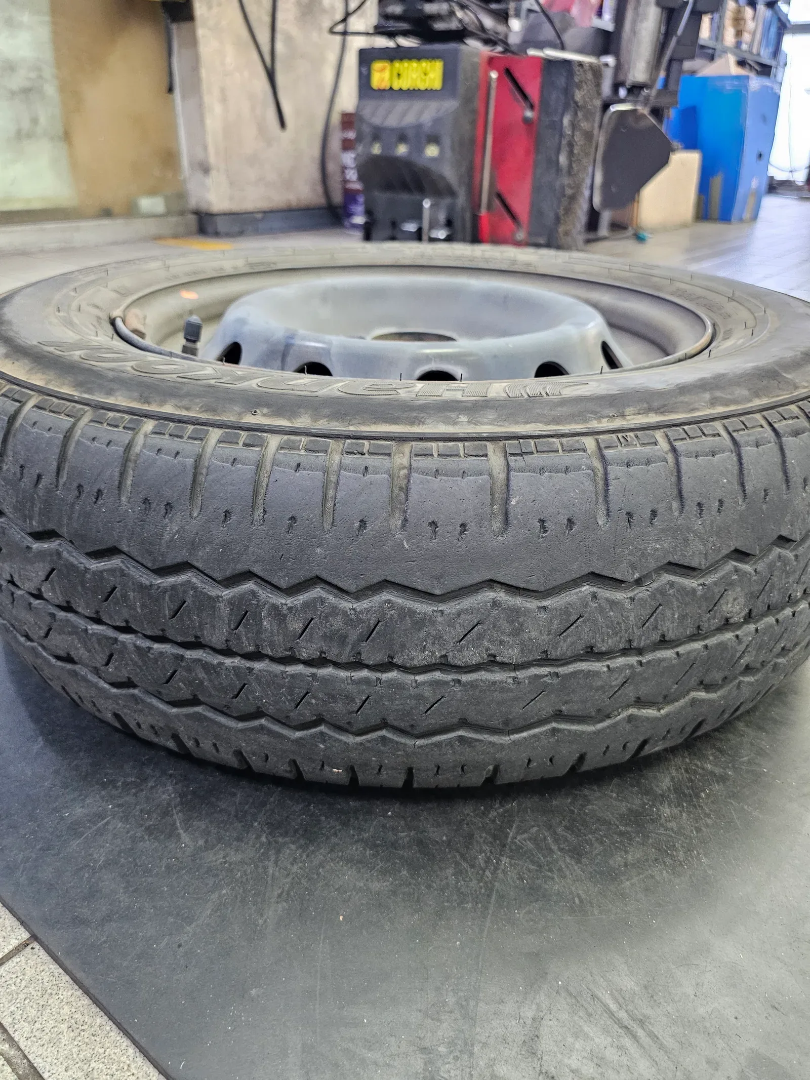 현대 포터2 EV 195/70R15C 8PR 빼낸 헌 타이어와 포터2 15인치 스틸휠