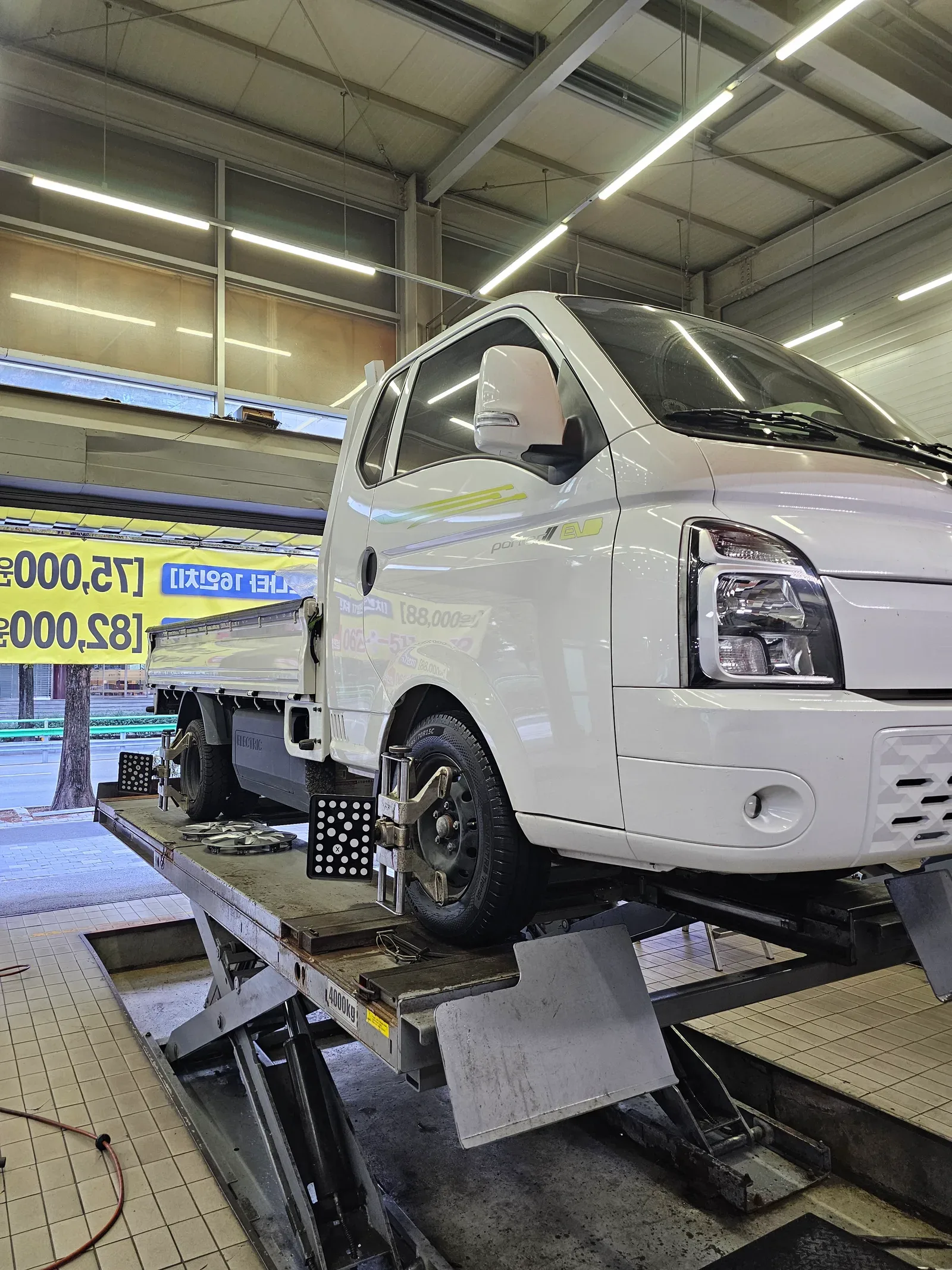 현대 포터2 EV 195/70R15C 8PR 얼라인먼트 타깃을 걸고 리프트에 선 포터2 EV