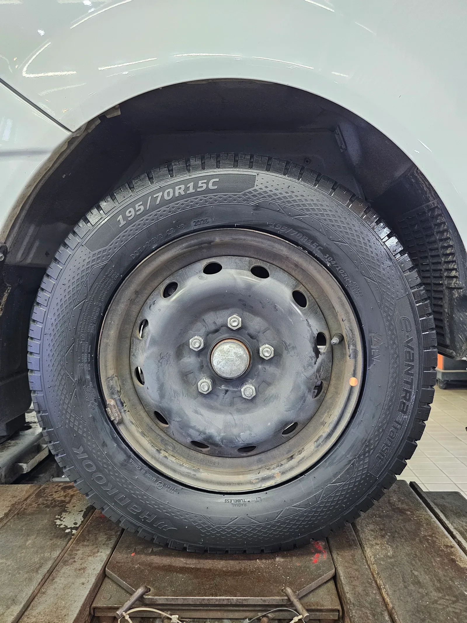 현대 포터2 EV 195/70R15C 8PR 새 타이어를 장착한 포터2 EV 앞바퀴