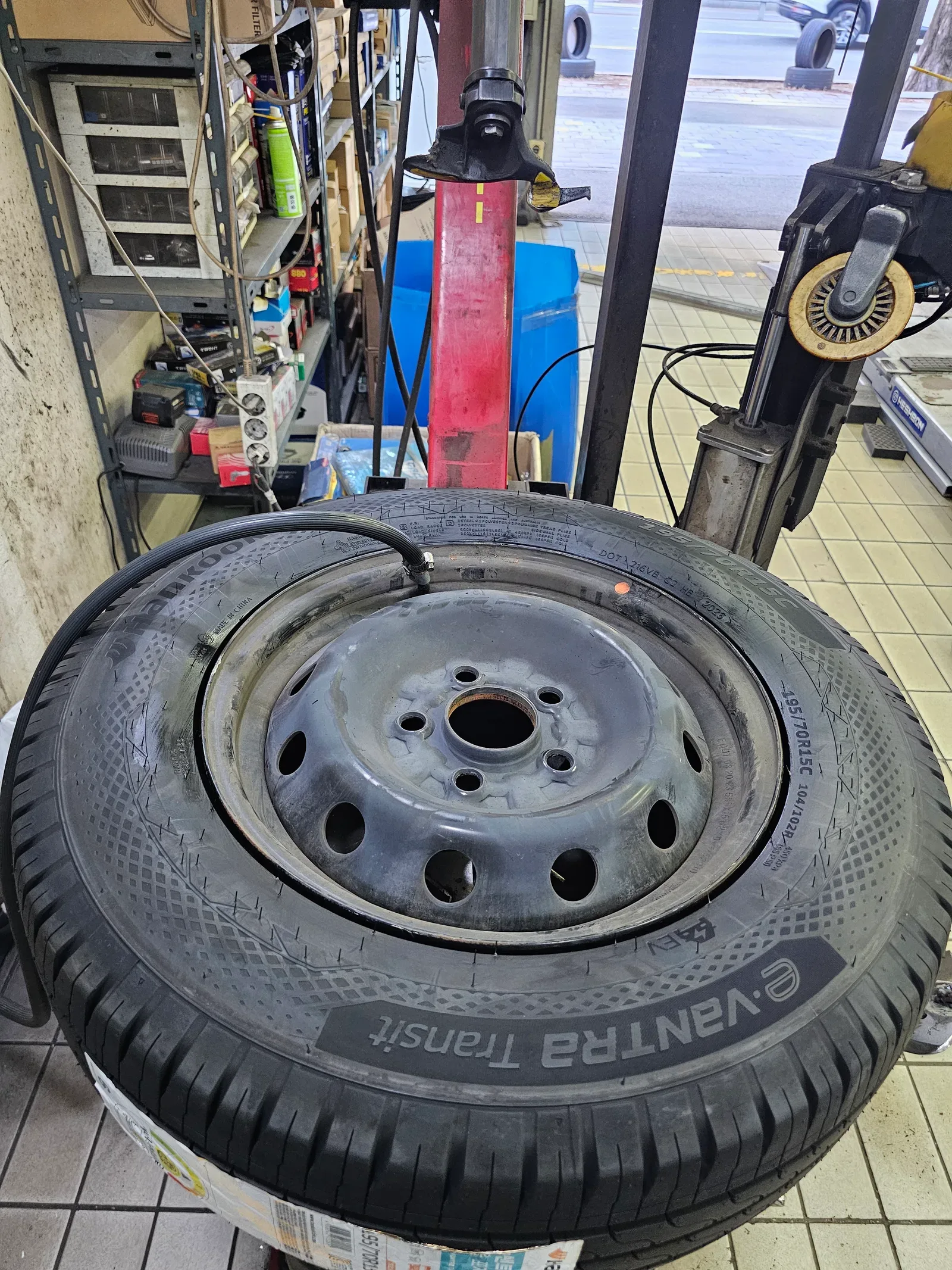 현대 포터2 EV 195/70R15C 8PR 스틸휠에 씌운 e밴트라 트랜짓 새 타이어