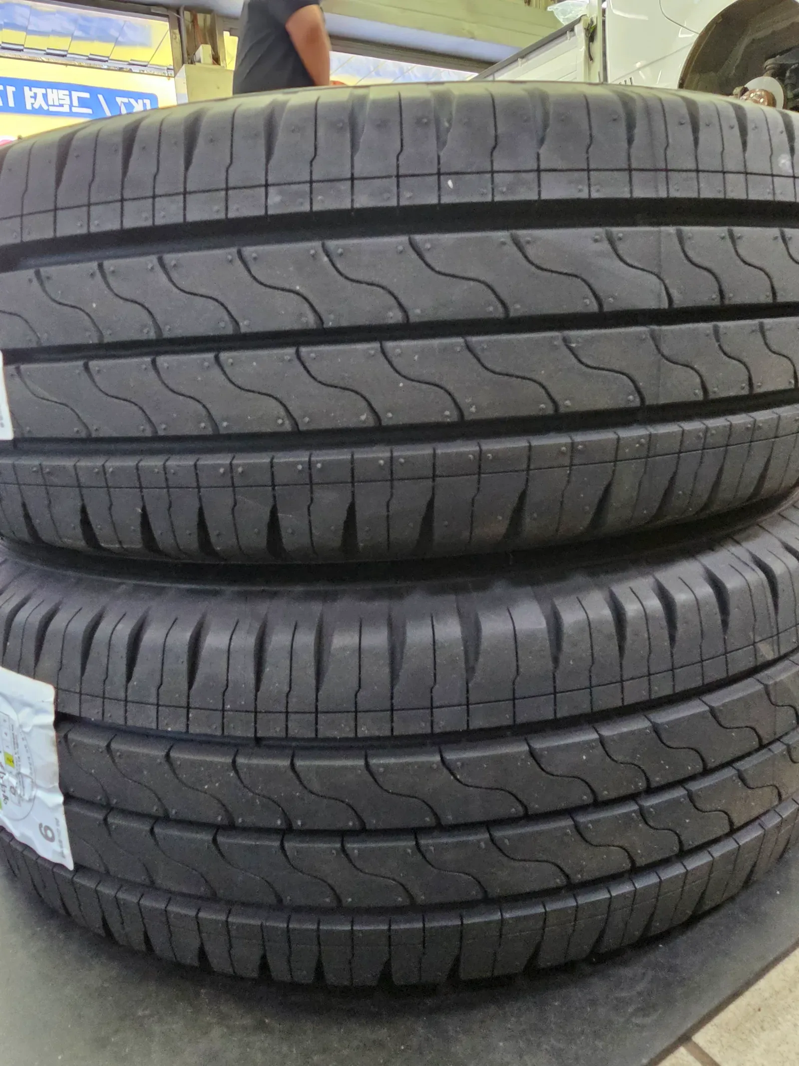 현대 포터2 EV 195/70R15C 8PR 새 타이어 접지면의 굵은 세로 리브 무늬