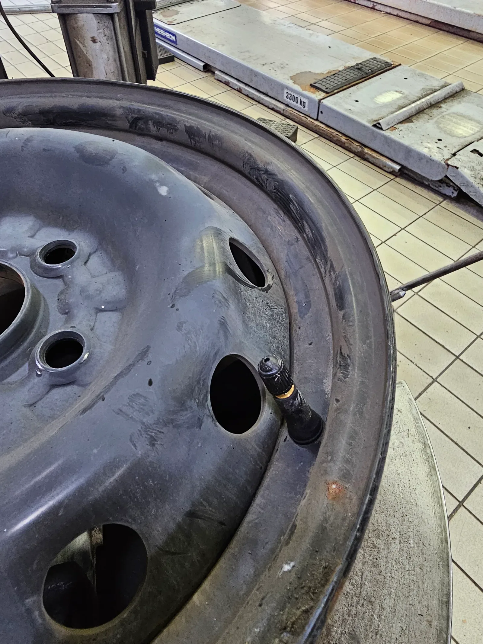 현대 포터2 EV 195/70R15C 8PR 타이어를 벗겨 낸 포터2 15인치 스틸휠