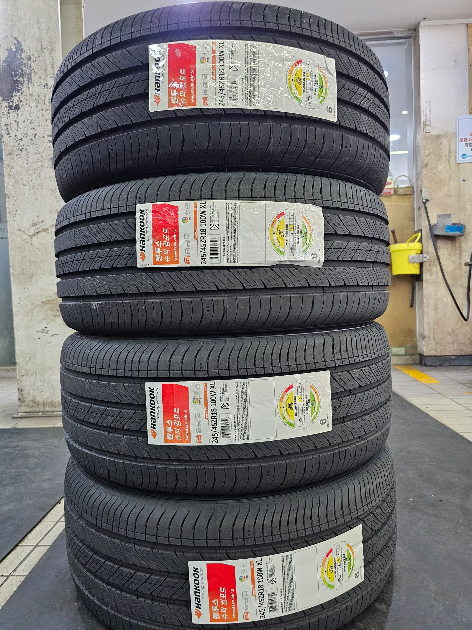 기아 K7 245/45R18 새 타이어 4본 세워 둔 모습