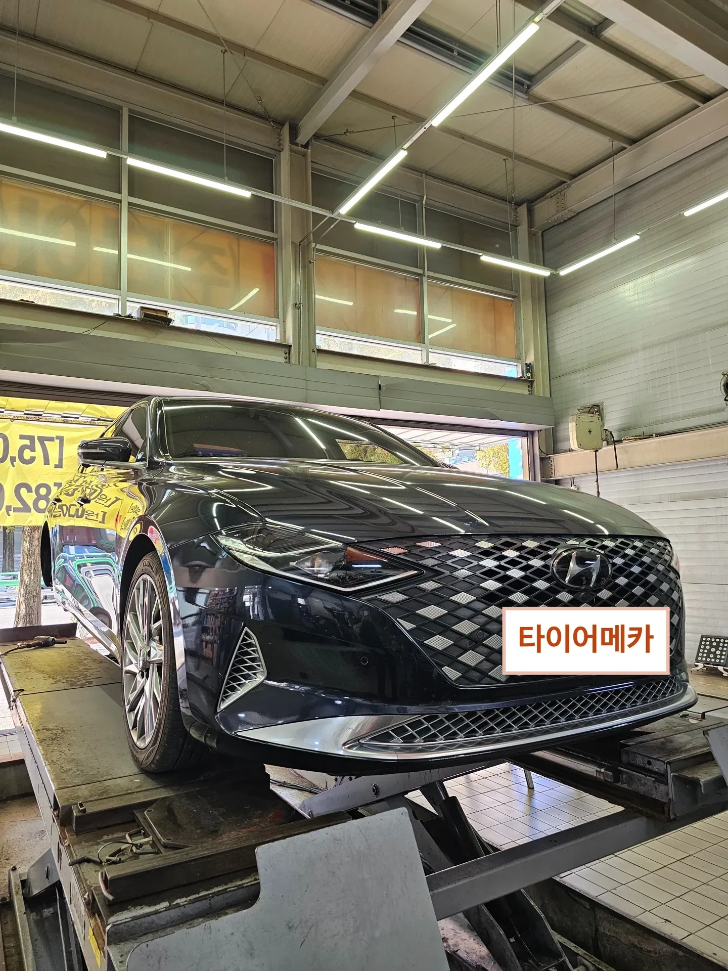 현대 그랜저 IG 245/40R19 리프트에 올린 그랜저 IG 앞모습