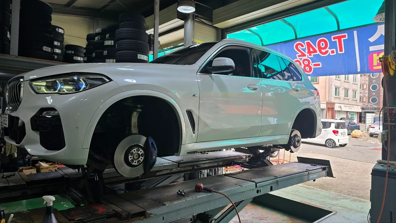 BMW X5 275/40R21 · 315/35R21 바퀴를 뗀 X5 리프트 위