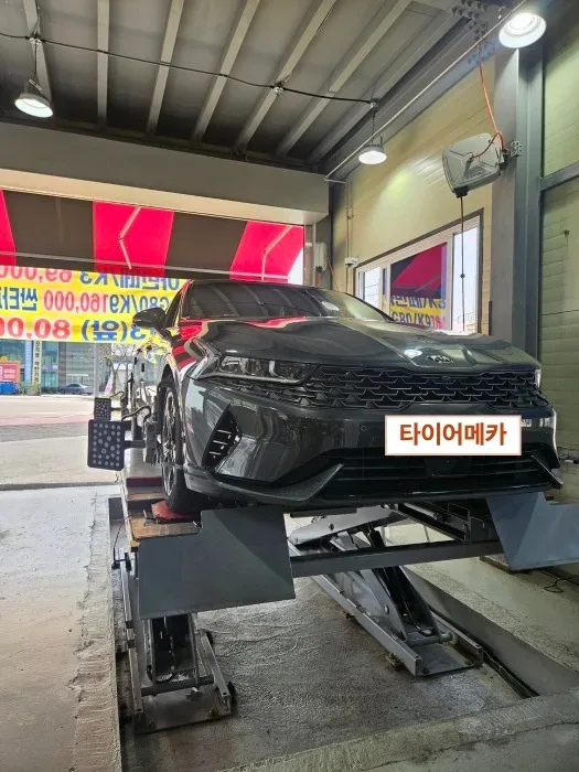 기아 K5 235/45R18 리프트에 올라간 기아 K5