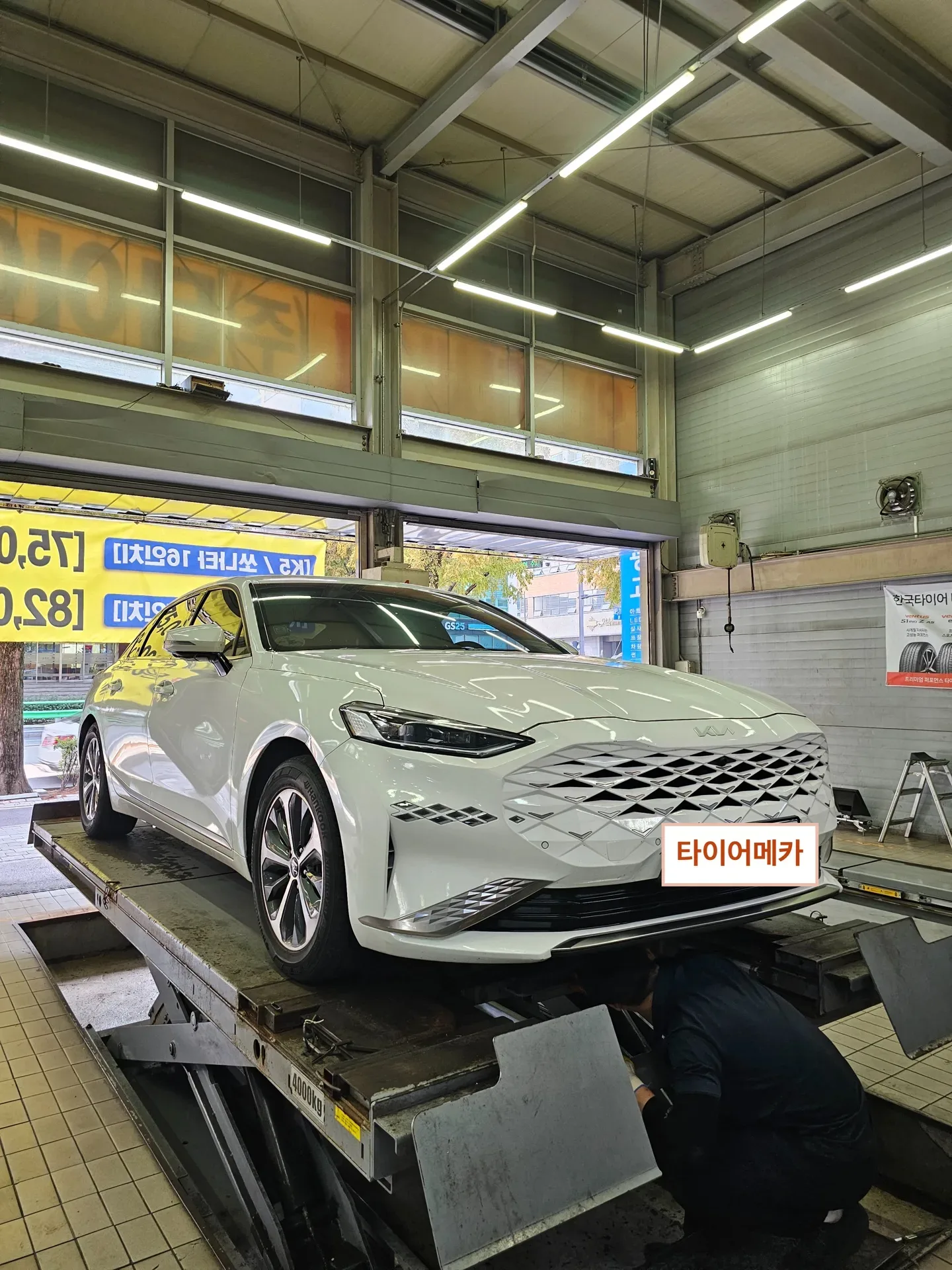기아 K8 하이브리드 225/55R17 리프트에 올라간 K8 하이브리드