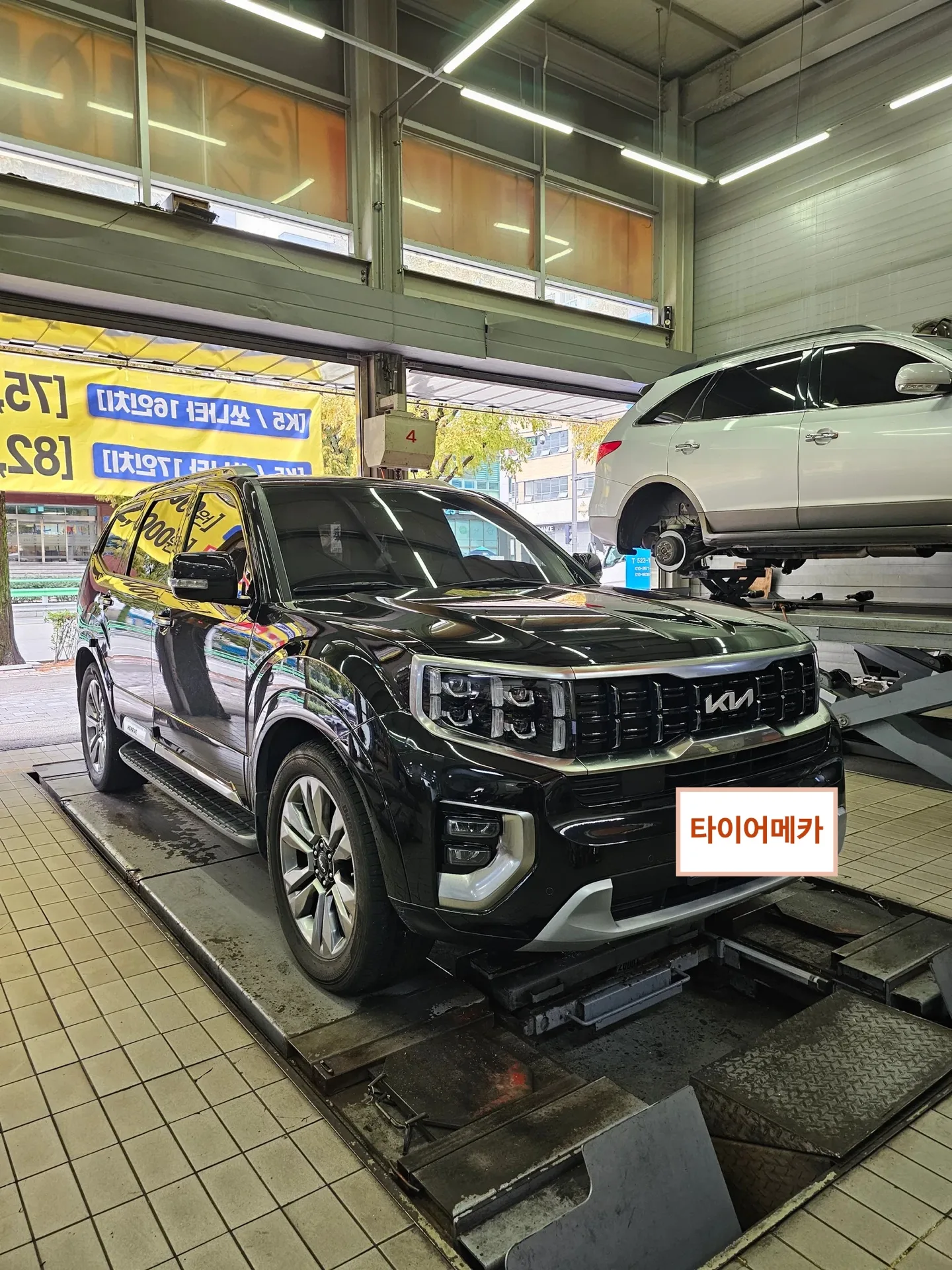 기아 모하비 265/50R20 매장에 입고된 모하비 앞모습