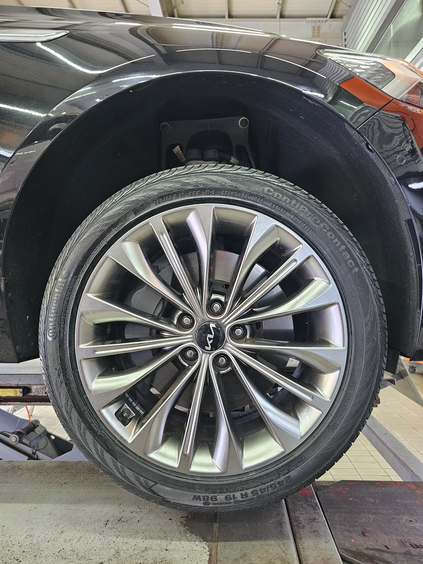 기아 K9 245/45R19 · 275/40R19 장착을 마친 앞바퀴 245/45R19