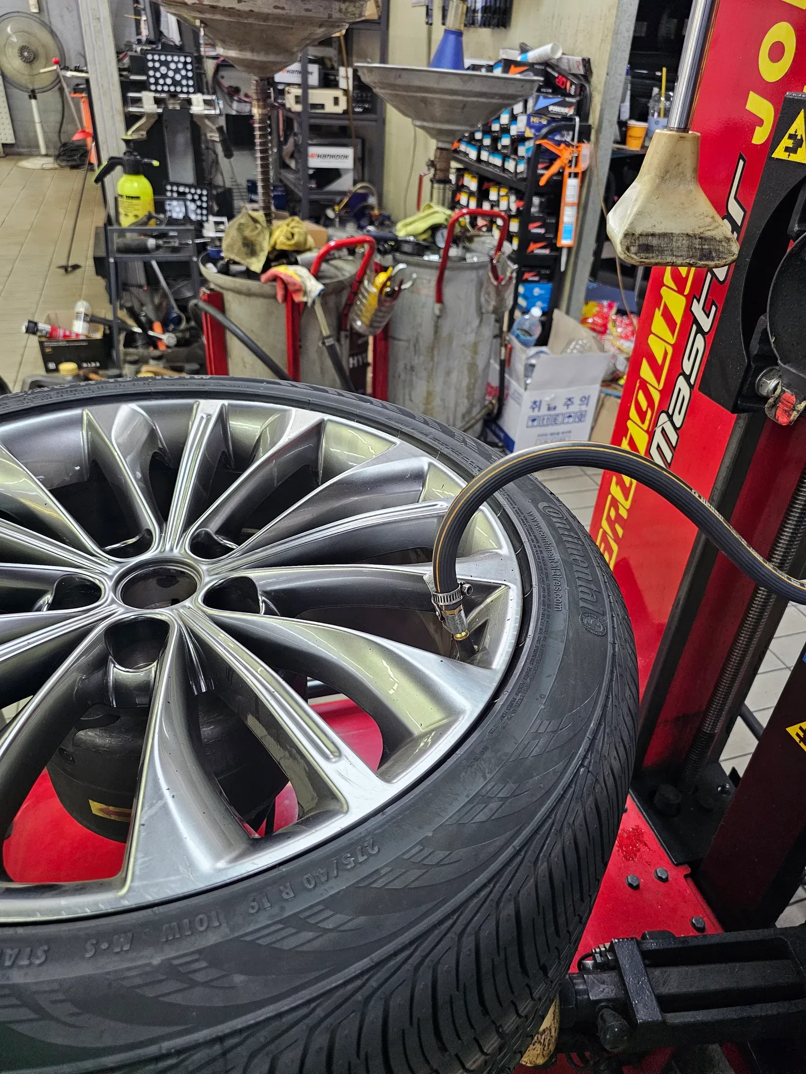 기아 K9 245/45R19 · 275/40R19 새 타이어를 장착한 19인치 휠