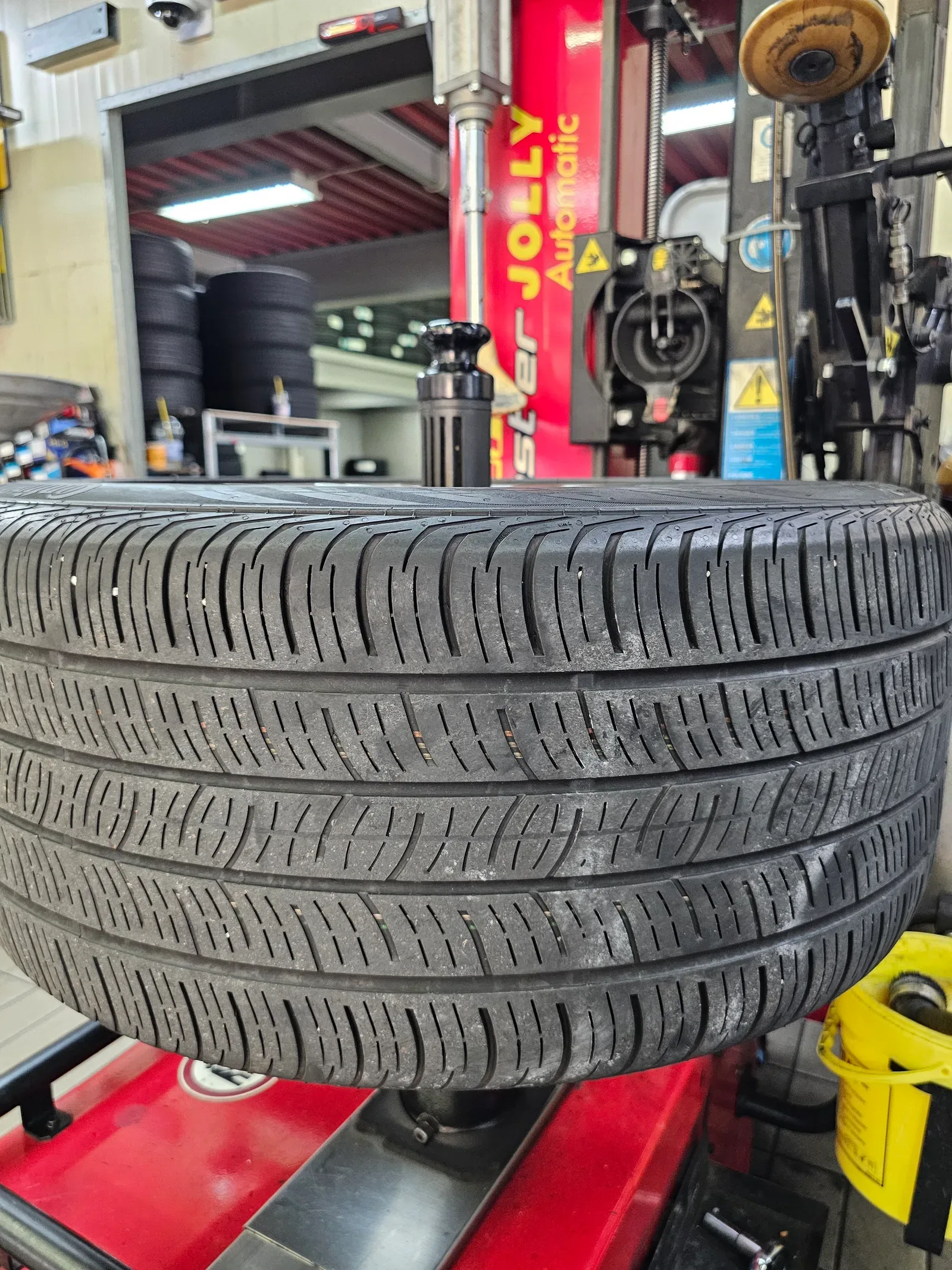 기아 K9 245/45R19 · 275/40R19 빼낸 19인치 헌 타이어 접지면