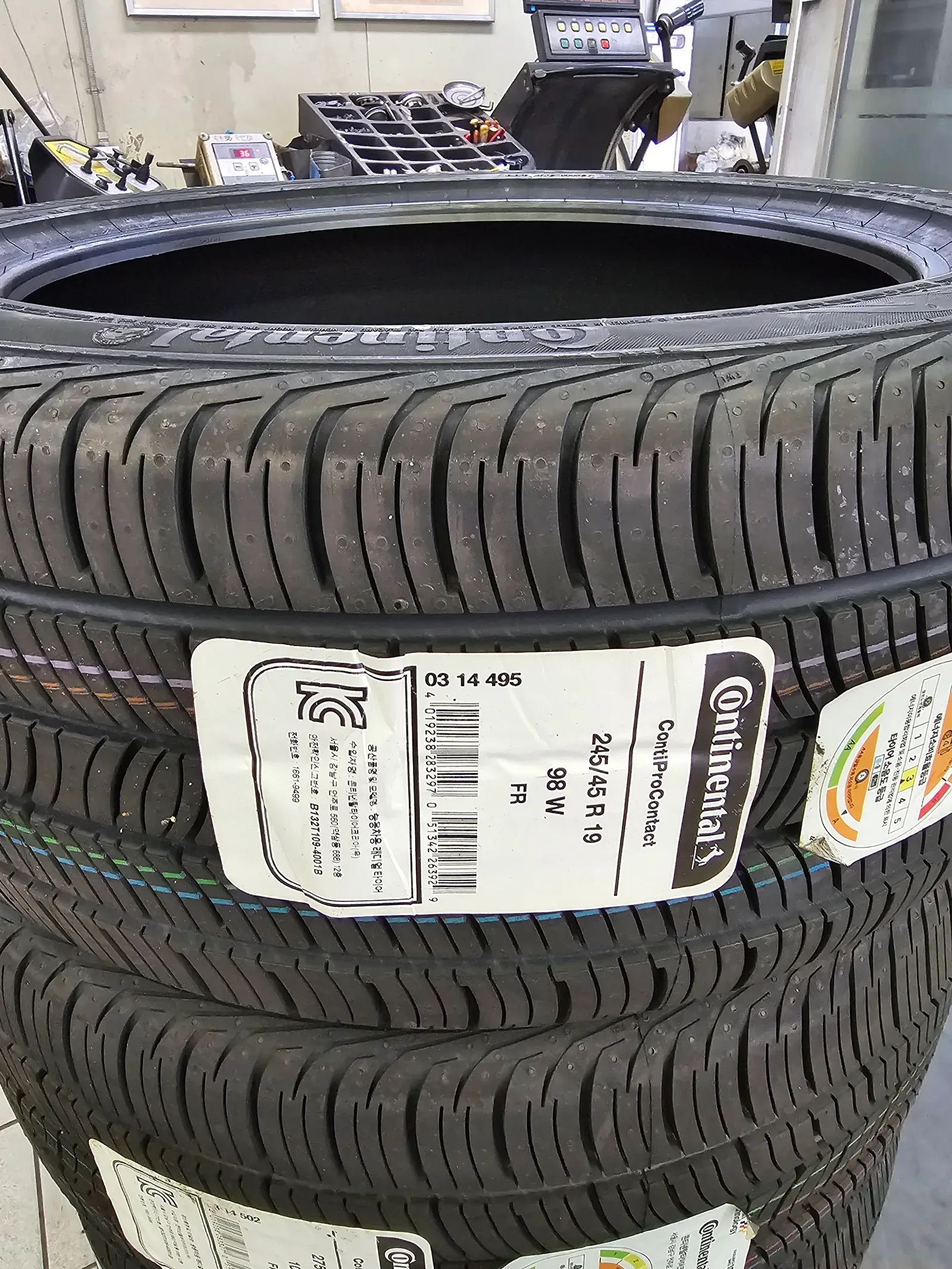 기아 K9 245/45R19 · 275/40R19 앞 타이어 245/45R19 98W 라벨