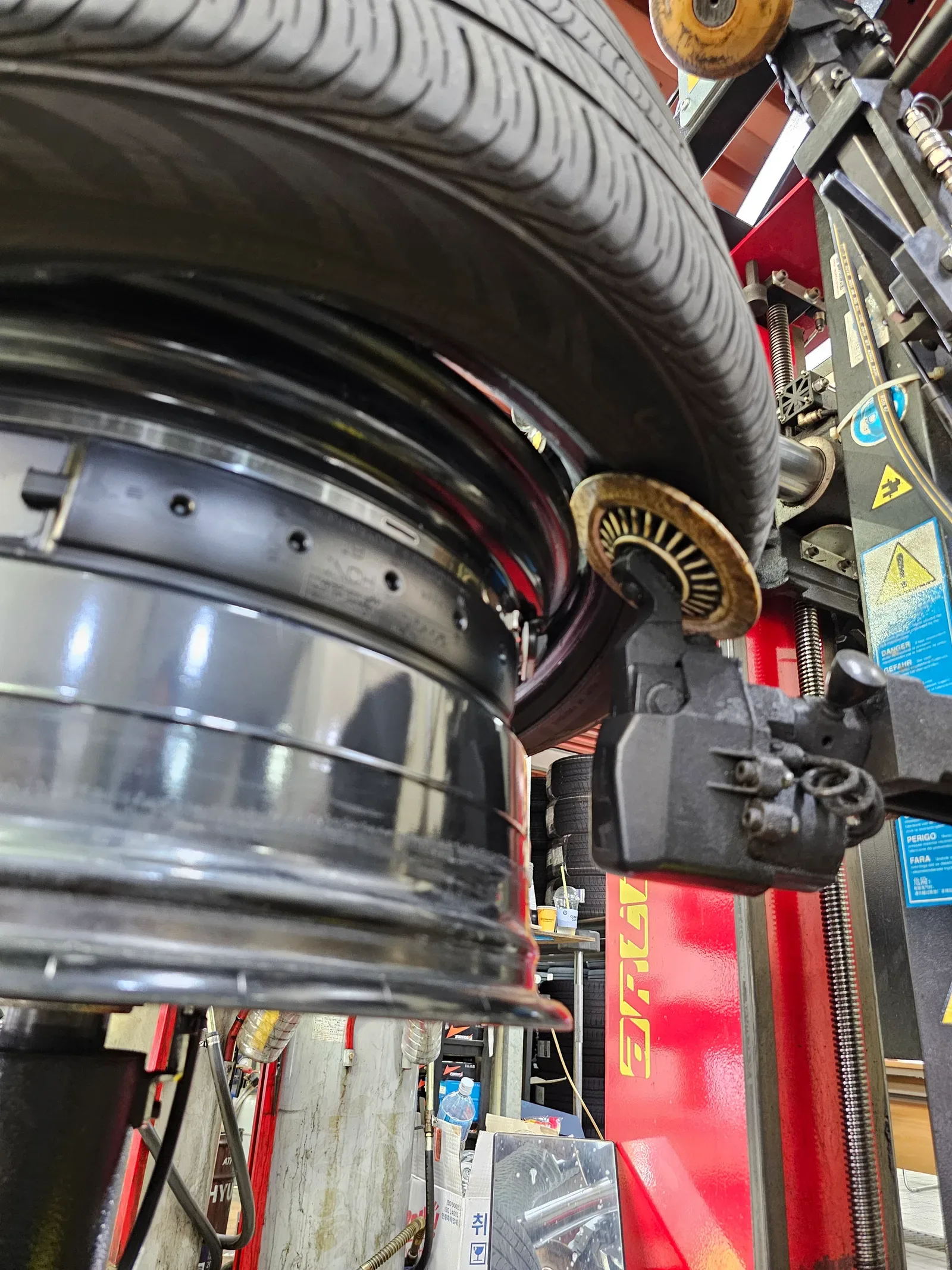 기아 K9 245/45R19 · 275/40R19 탈착기에 걸린 19인치 휠