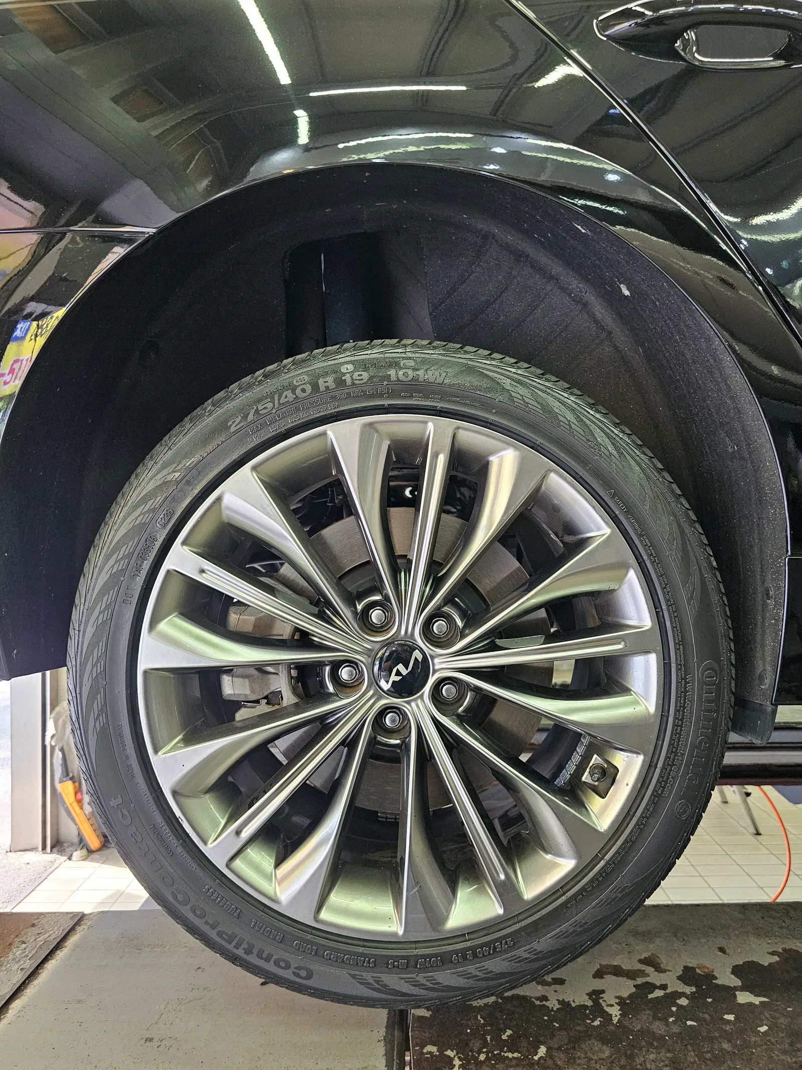 기아 K9 245/45R19 · 275/40R19 장착을 마친 뒷바퀴 275/40R19