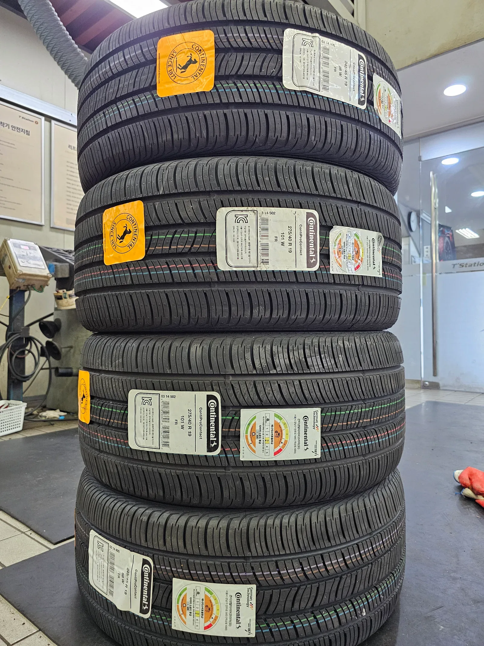 기아 K9 245/45R19 · 275/40R19 쌓아 둔 새 타이어 4본