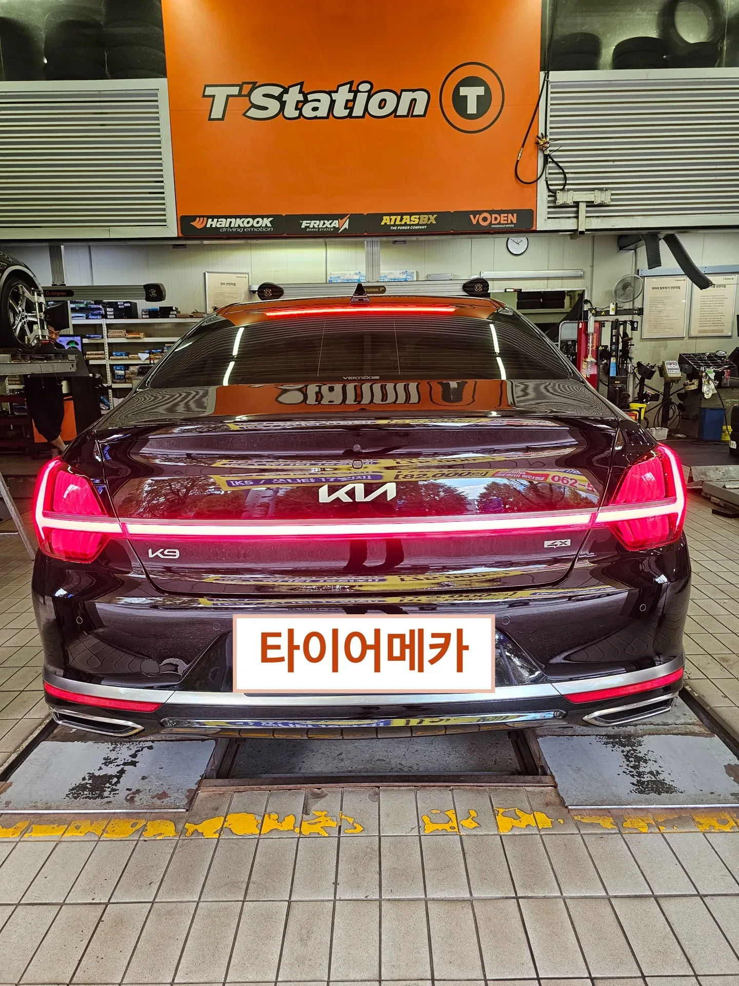 기아 K9 245/45R19 · 275/40R19 리프트에 올라간 기아 K9 뒷모습