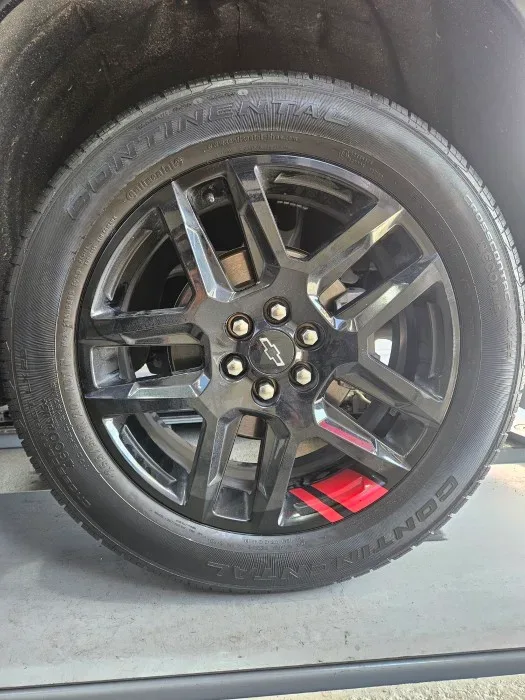 쉐보레 트래버스 255/55R20 장착을 마친 앞바퀴 옆면