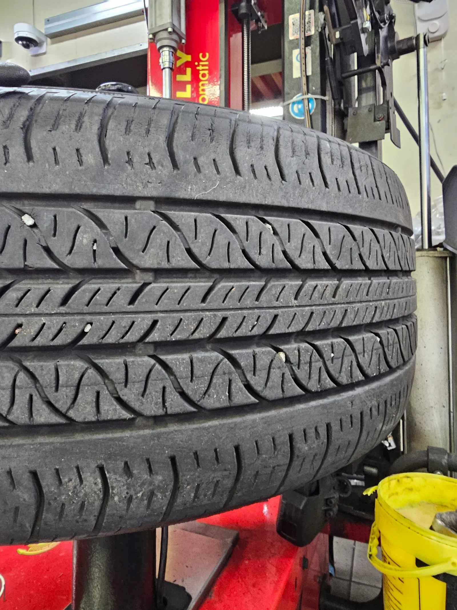 기아 니로 하이브리드 225/45R18 새 타이어 접지면 홈 다섯 줄