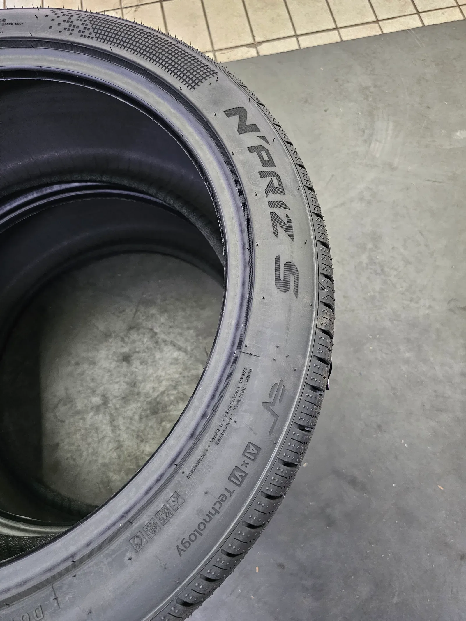 기아 니로 하이브리드 225/45R18 옆면에 새겨진 엔프리즈 S 글자