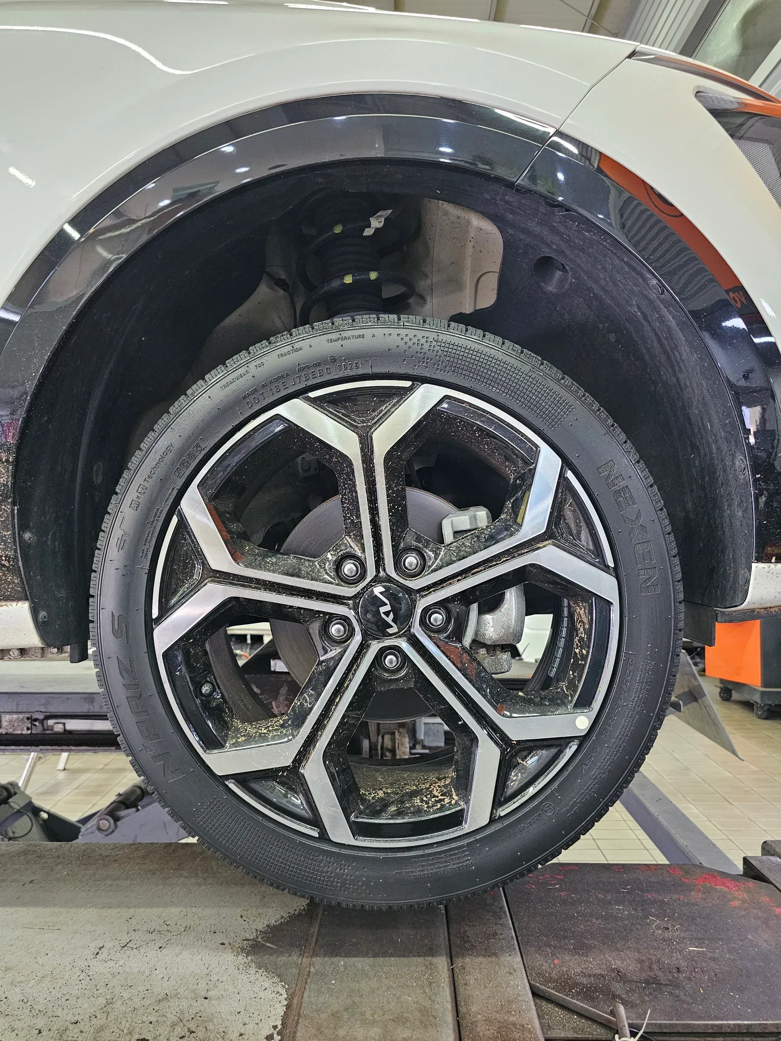 기아 니로 하이브리드 225/45R18 장착을 마친 18인치 바퀴
