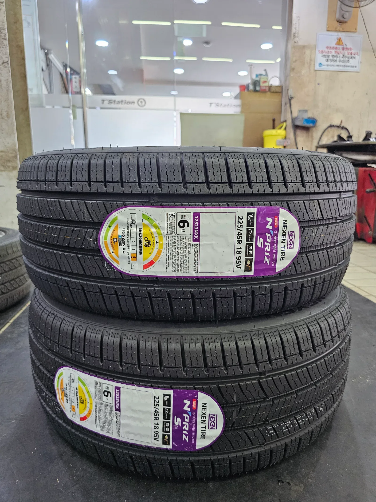 기아 니로 하이브리드 225/45R18 새 타이어 2본과 옆면 라벨