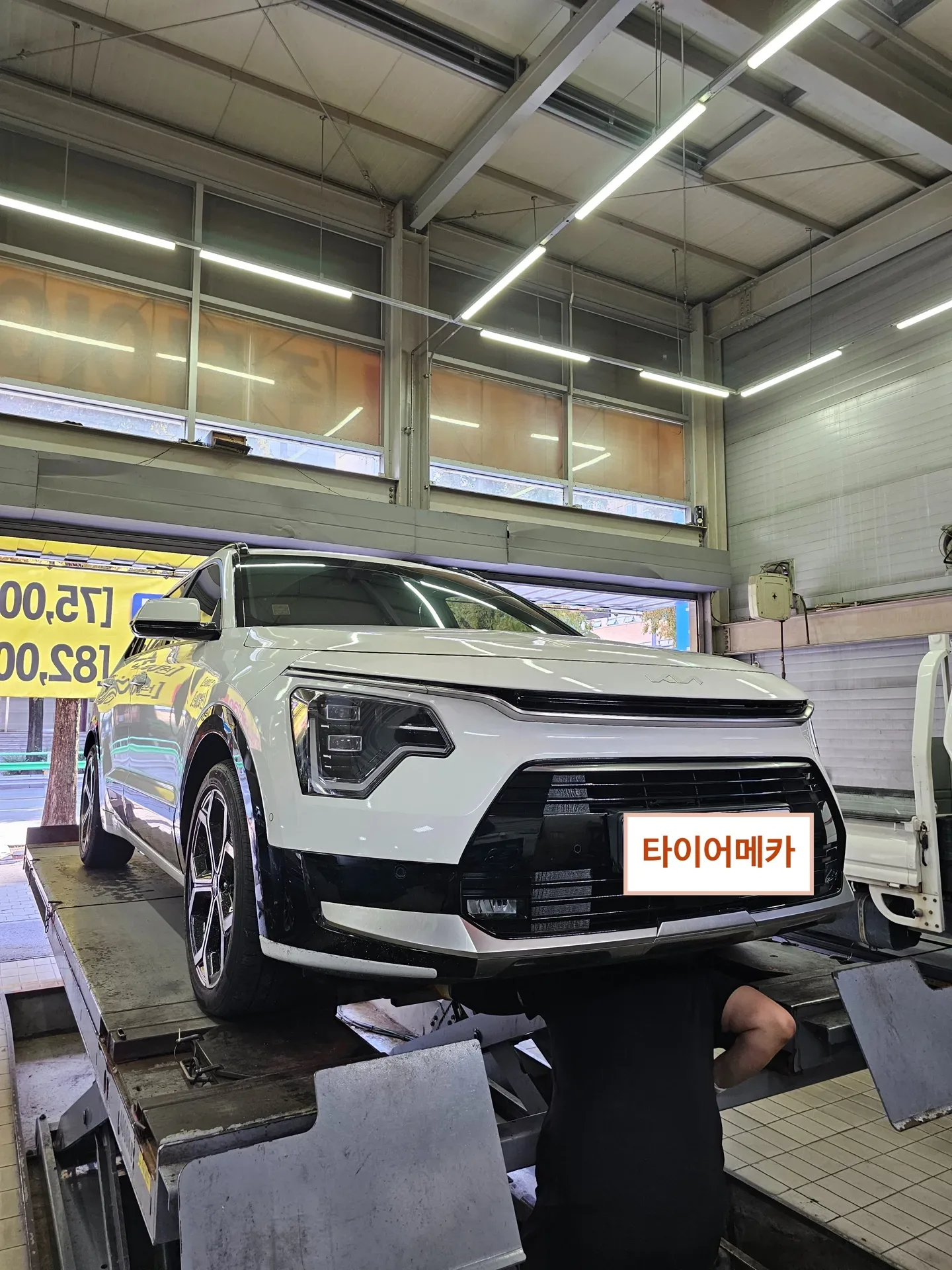 기아 니로 하이브리드 225/45R18 리프트에 올린 차 앞모습