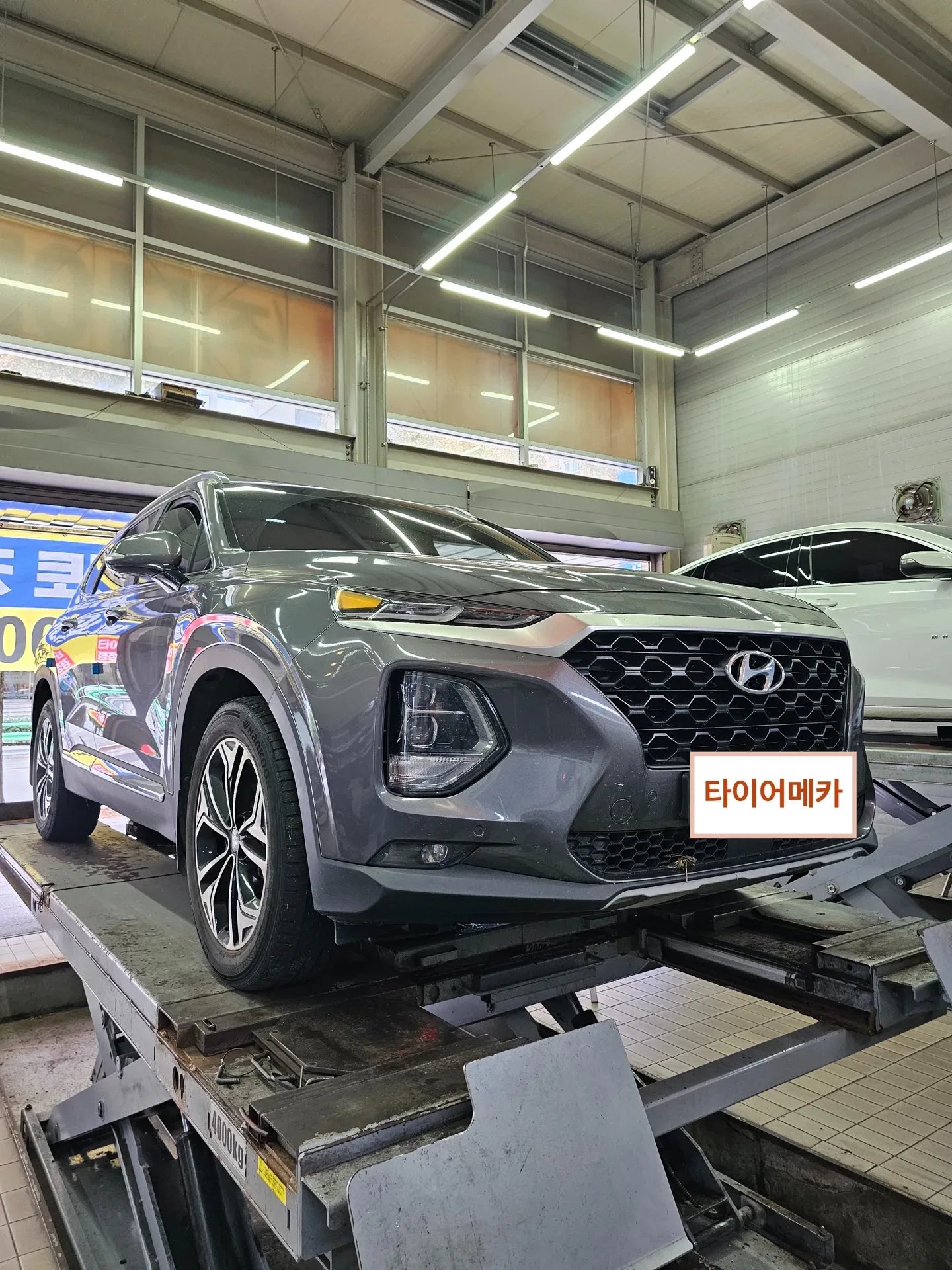 현대 싼타페 TM 235/55R19 리프트에 올라온 싼타페 앞모습