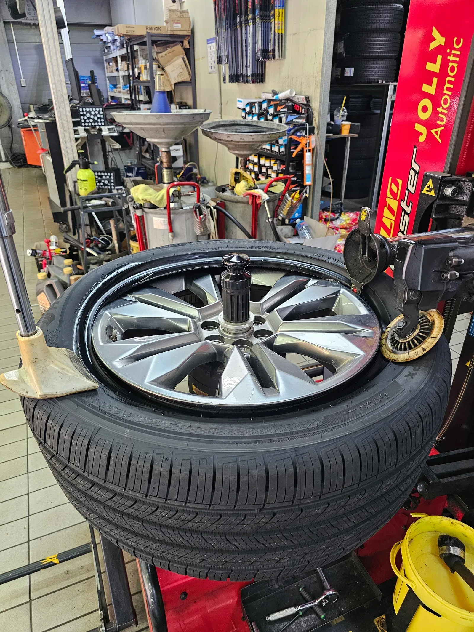 기아 모하비 265/50R20 탈착기에 걸린 휠과 새 타이어